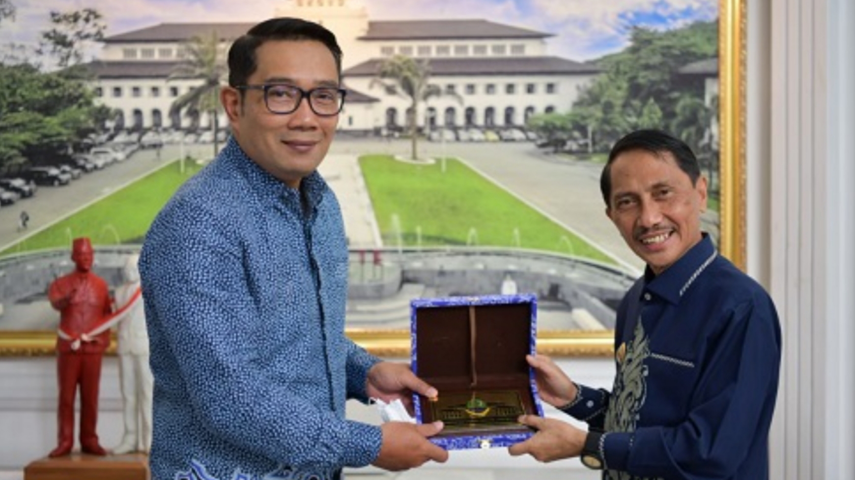 Gubernur Jawa Barat Ridwan Kamil menerima kunjungan Bupati Gorontalo Nelson Pomalingo beserta rombongan di Gedung Pakuan, Kota Bandung, Jumat (25/2/2022). 