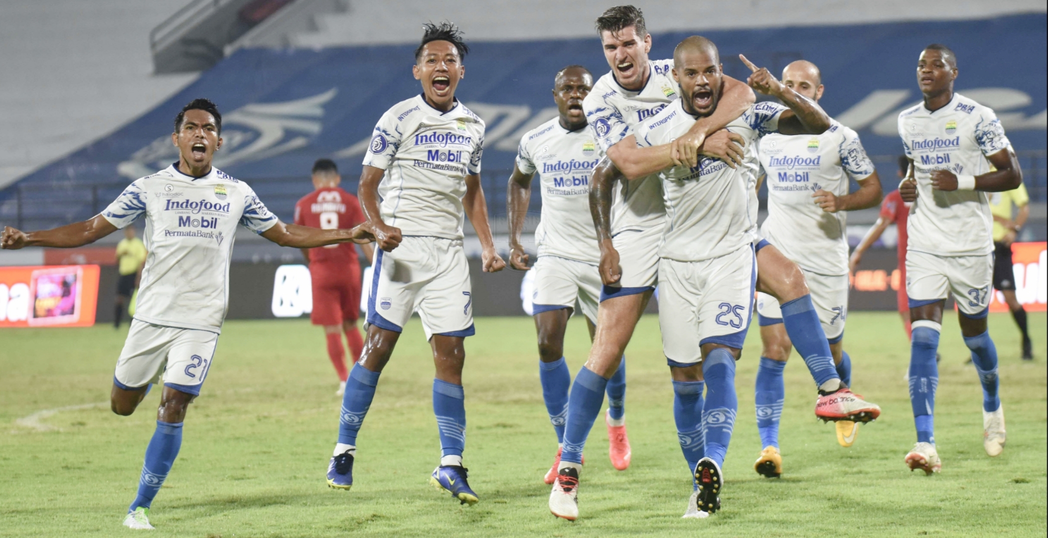 Persib mengalahkan Persija Jakarta 2-0 di Stadion Kapten I Wayan Dipta,