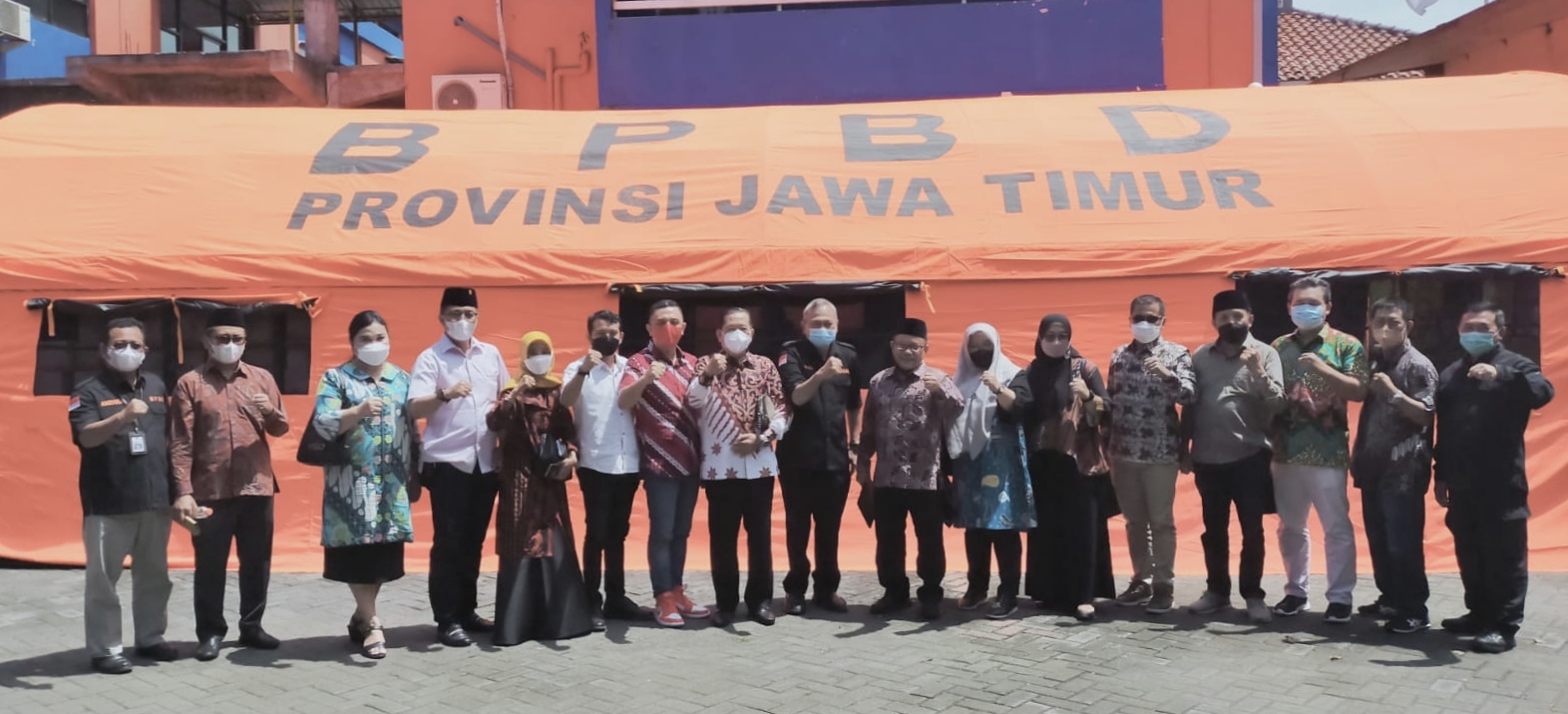 Kedatangan anggota Komisi E DPRD Jatim yang meninjau langsung inovasi layanan BPBD Jatim disambut langsung oleh Kalaksa BPBD Jatim Drs Budi Santosa,  Jumat (4/3/2022). 