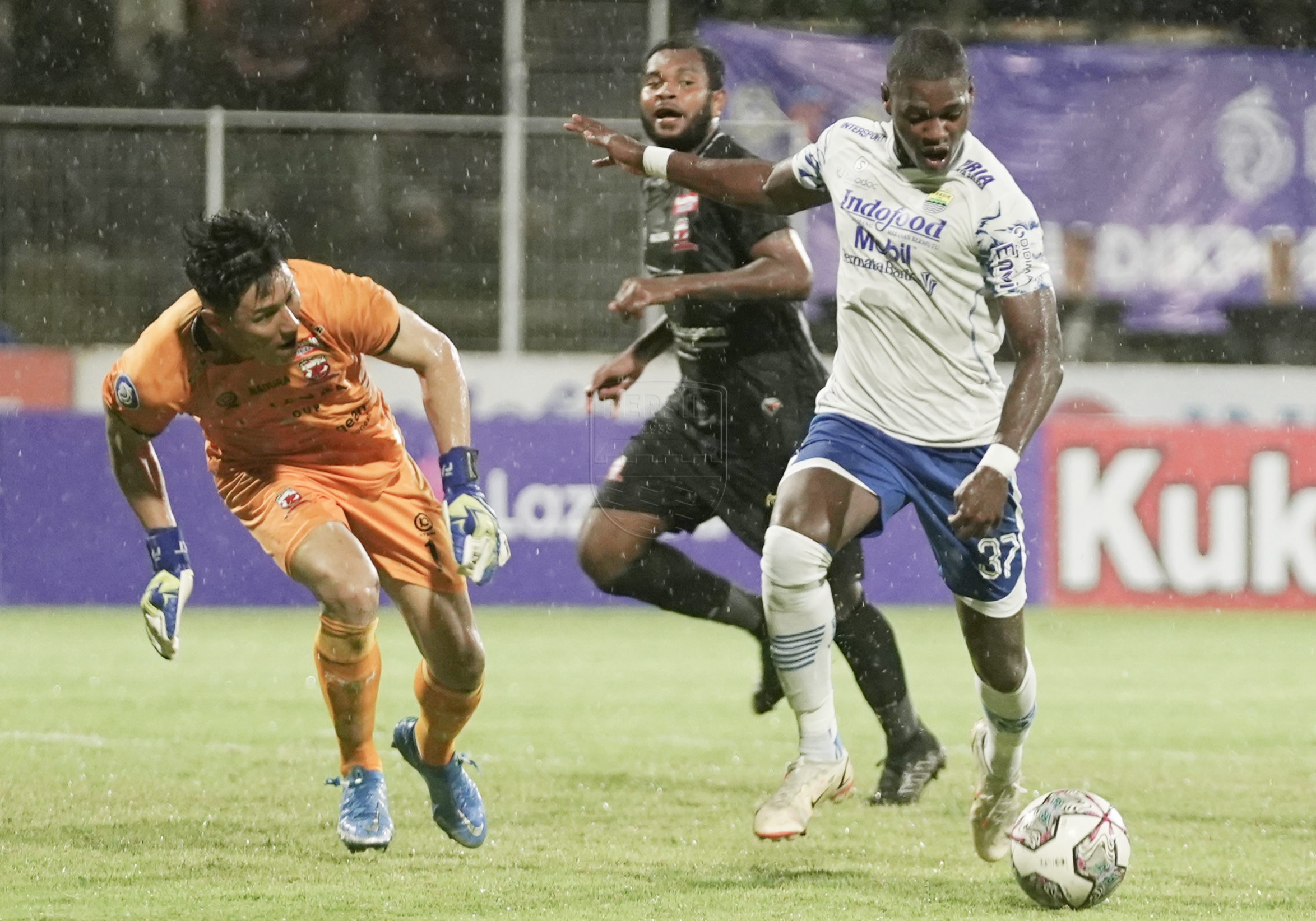 PERSIB melanjutkan tren kemenangan setelah mengalahkan Madura United 3-2 pada laga pekan ke-31 Liga 1 2021/2022 di Stadion I Gusti Ngurah Rai, Denpasar, Bali, Minggu, 13 Maret 2022. 