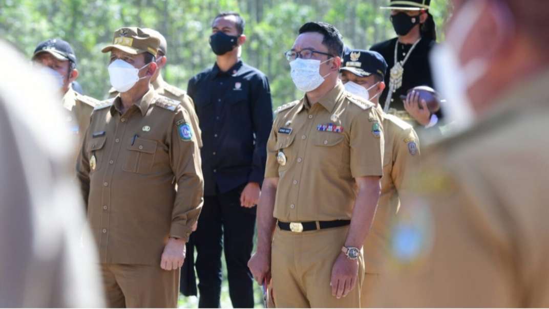 Para perwakilan provinsi dari seluruh Tanah Air hadir mengikuti prosesi penyatuan tanah dan air secara simbolis bersama Presiden Joko Widodo di Kawasan Titik Nol Kilometer Ibu Kota Nusantara (IKN), Kabupaten Penajam Paser Utara, Senin, 14 Maret 2022. Foto