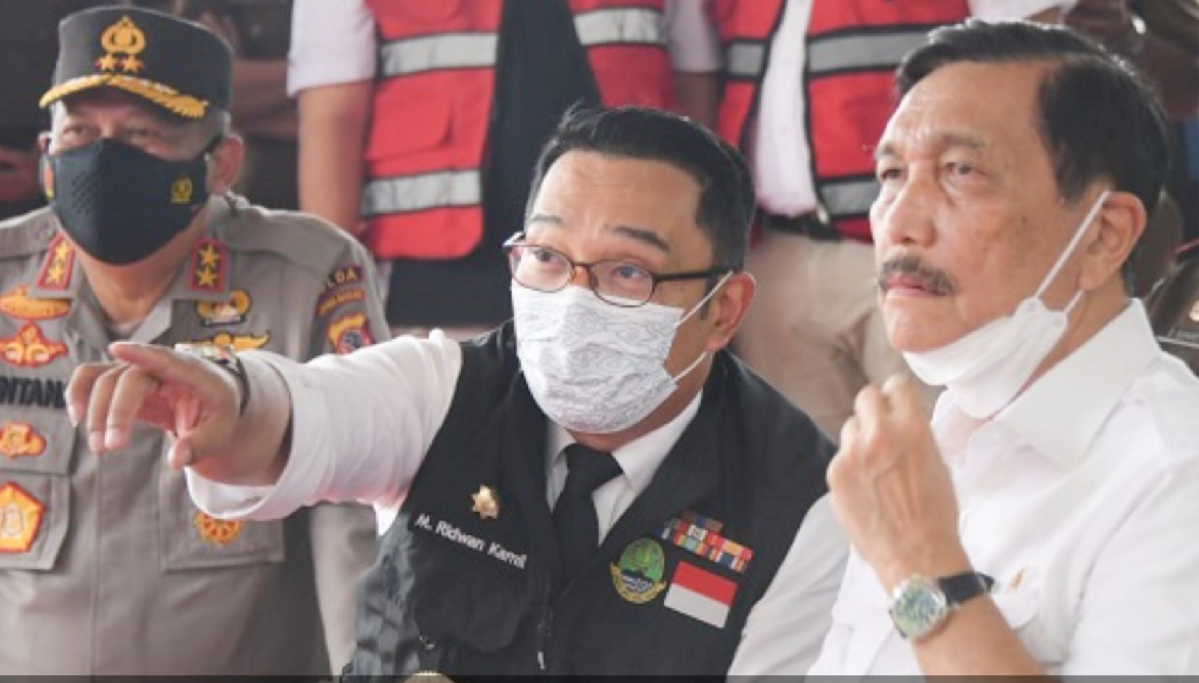 Gubernur Jawa Barat Ridwan Kamil mendampingi kunjungan kerja Menko Marves RI Luhut Binsar Pandjaitan meninjau progres Program Citarum Harum, di Instalasi Pengelolaan Air Limbah (IPAL), Kecamatan Bojongsoang, Kabupaten Bandung, Selasa (15/3/2022).