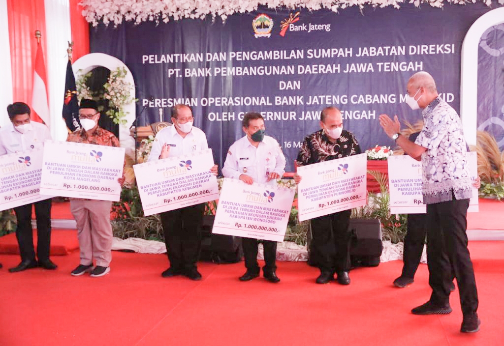 Ganjar memberikan bantuan pada 35 kabupaten/kota se-Jawa Tengah untuk pengembangan UMKM. Bantuan diserahkan secara simbolis  saat peresmian kantor cabang Bank Jateng di Mungkid Magelang, Rabu (16/3/2022). 