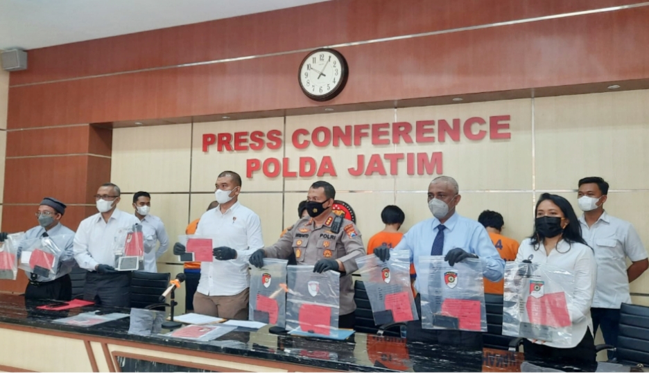 Ditreskrimum Polda Jawa Timur resmi melakukan penahanan terhadap empat tersangka kasus dugaan pengaturan skor dan suap Liga 3 Zona Jatim. 