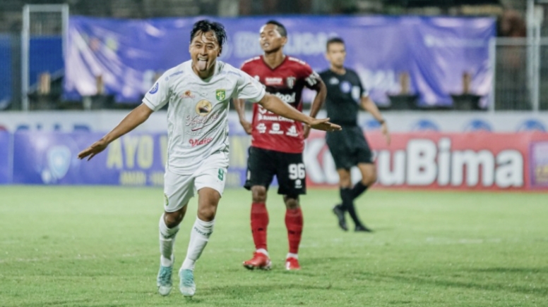 Samsul Arif merayakan gol kedua yang dicetaknya ke gawang Bali United.