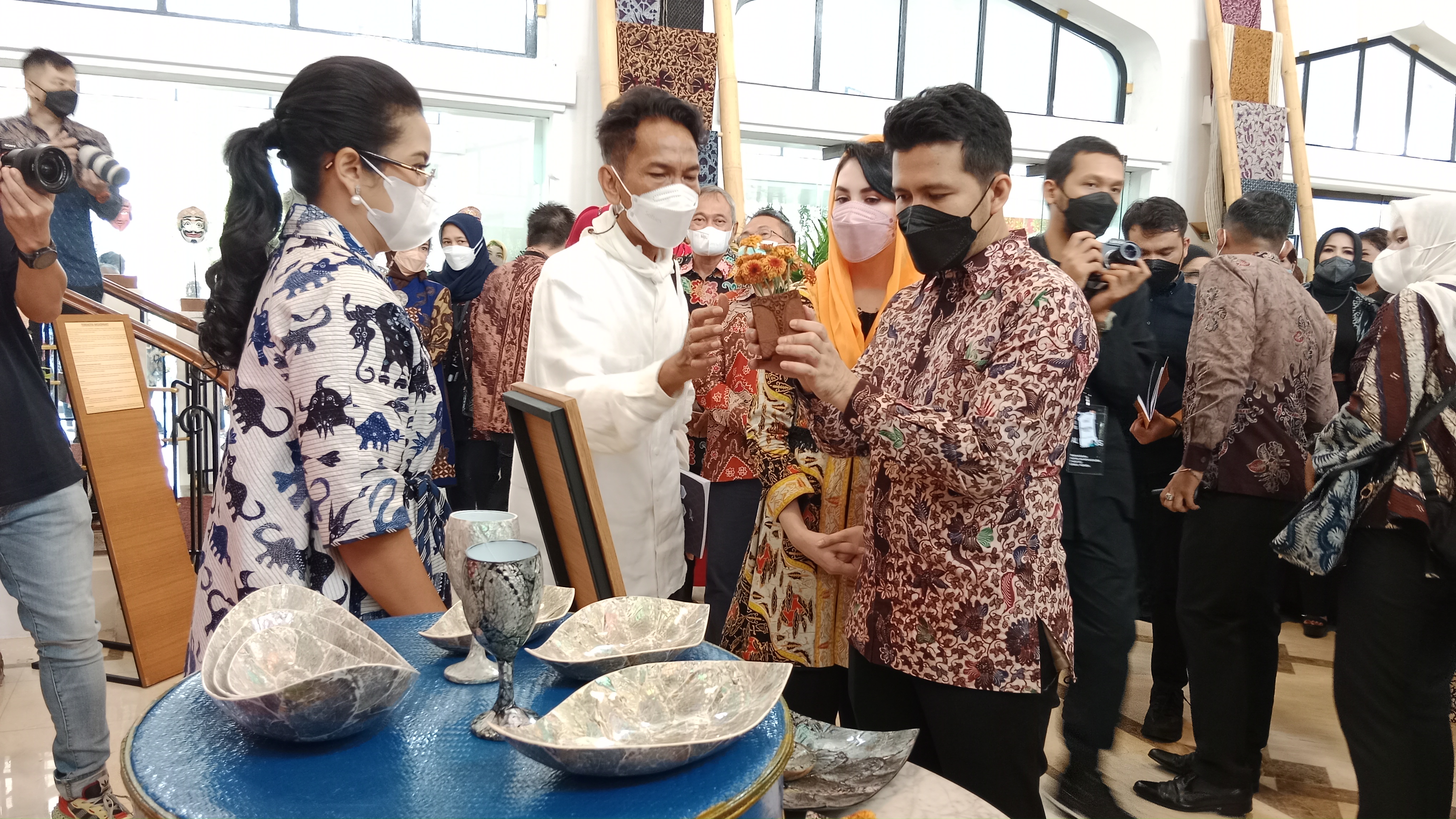 Wakil Gubernur Jawa Timur,  Emil Elestianto Dardak saat meninjau Pameran Canthing Jawi Wetan Go Global, di Pelataran Kantor Gubernur Jatim Jl Pahlawan 110 Surabaya, Sabtu (26/3/2022).