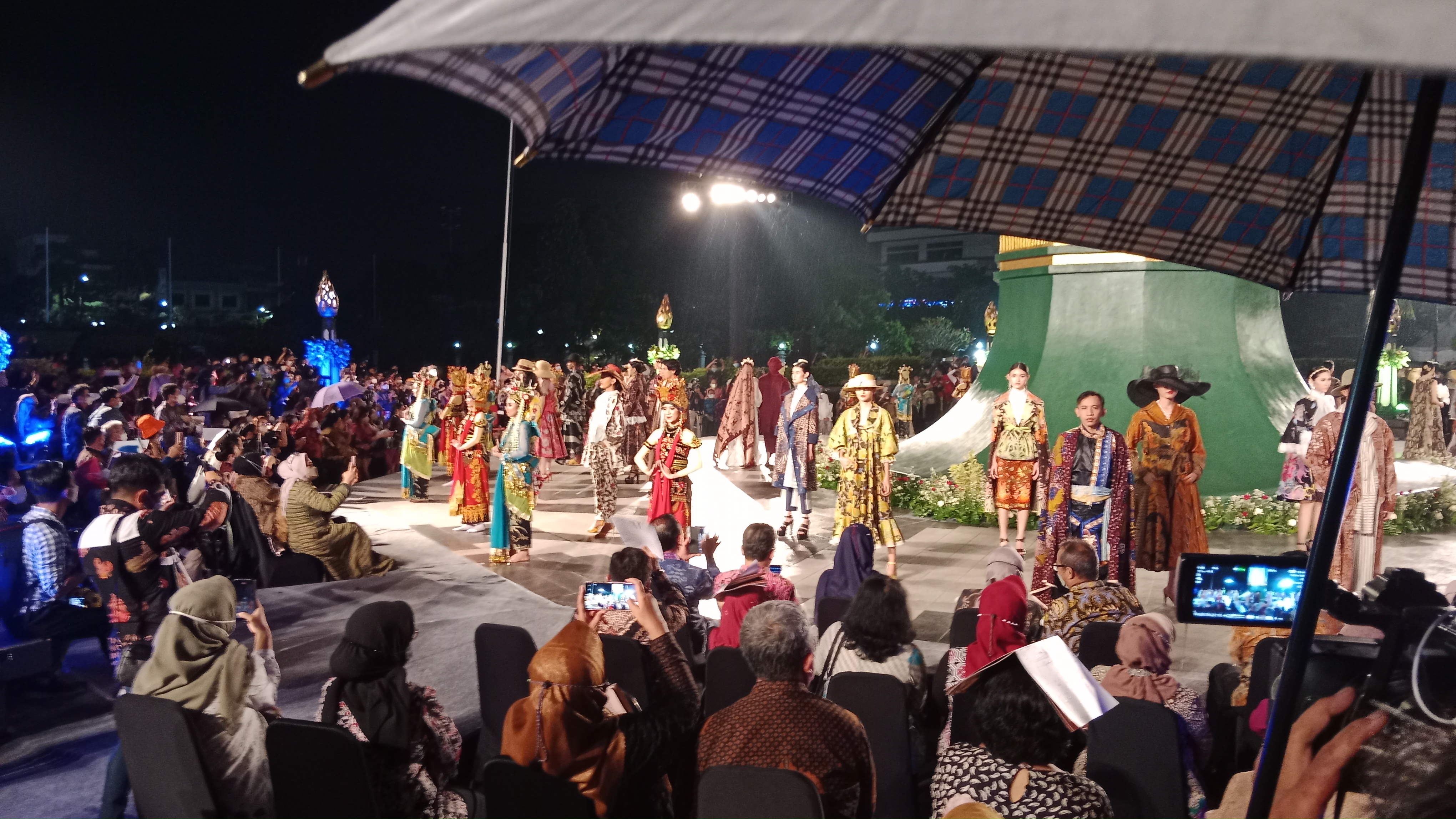 Peragaan busana yang bertajuk 'Canthing Jawi Wetan Go Global' yang di gelar Pemerintah Provinsi Jawa Timur di pelataran Tugu Pahlawan Surabaya, pada Minggu malam (27/3/2022) berlangsung meriah. 