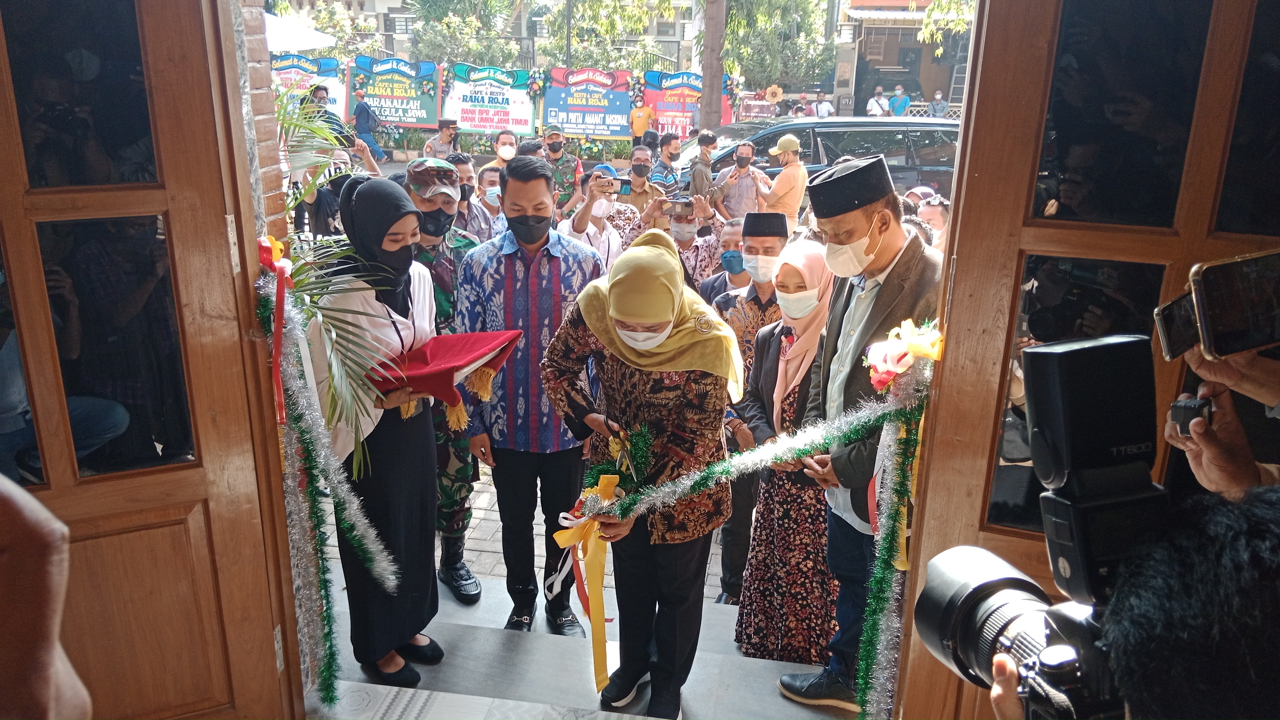Khofifah saat meresmikan Cafe and Resto Raka Roja milik Anggota DPRD Provinsi Jatim Agung Supriyanto, di Kab. Tuban, Senin (28/3). 