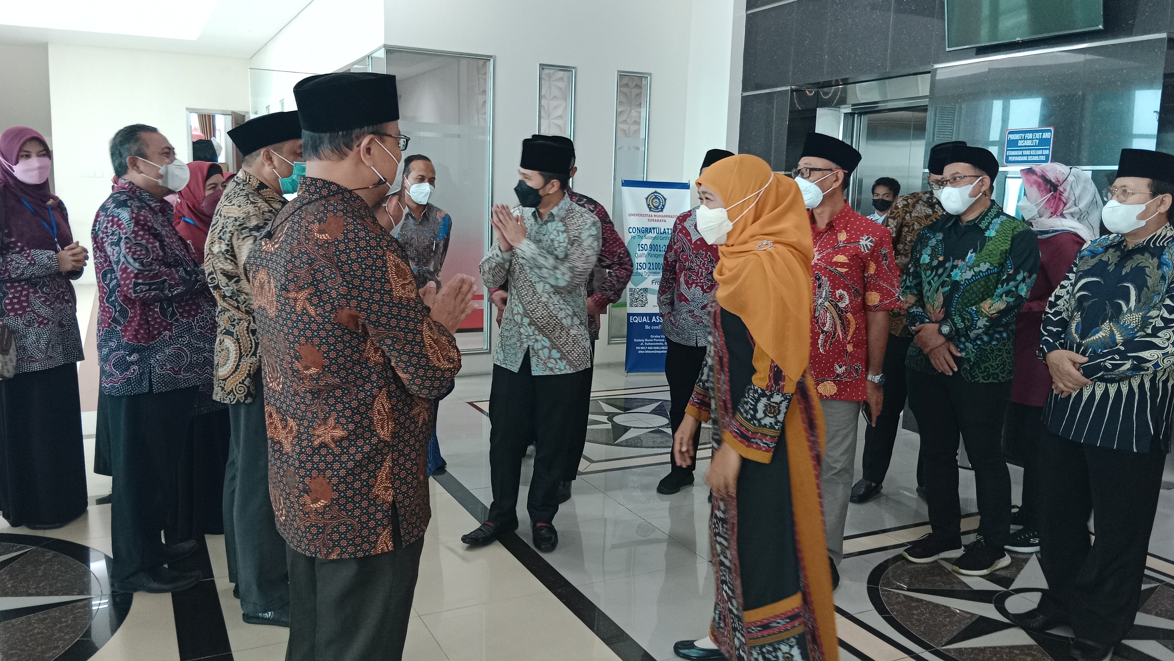 Khofifah Bagi Minyak Goreng Pada Peserta Kajian Ramadhan di UMSurabaya