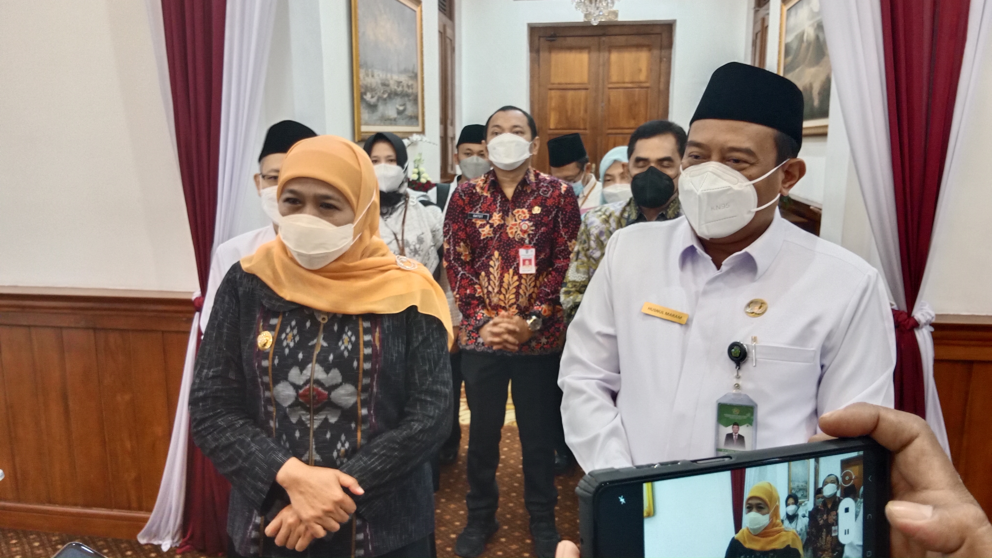 Kepala Kantor Wilayah (Kanwil) Kemenag Jatim Husnul Maram seusai bertemu dengan Gubernur Jatim Khofifah di Grahadi
