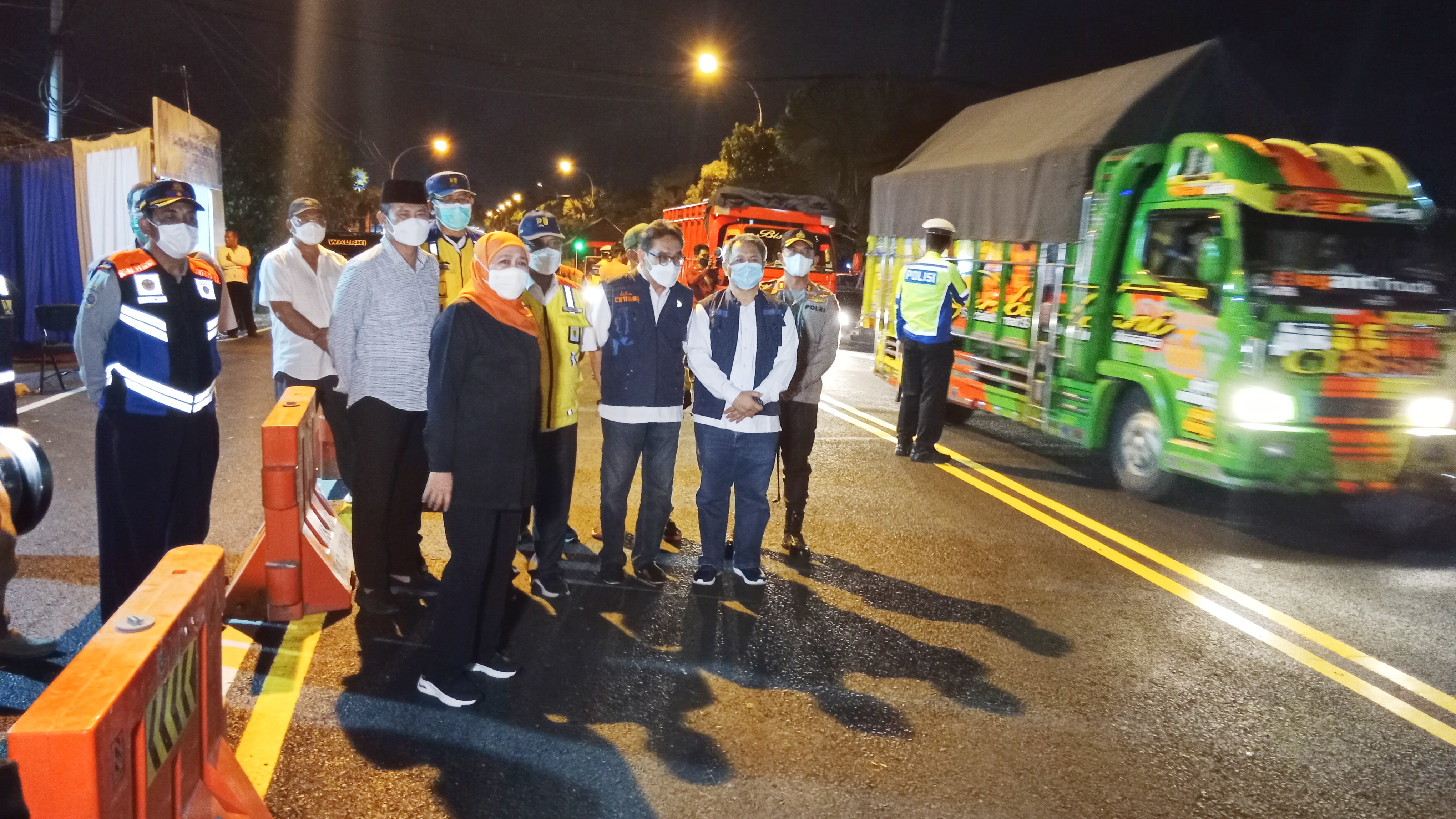 Gubernur Jawa Timur, Khofifah Indar Parawansa didpingi Bupati Lamongan saat meninjau dibukanua kembali jembatan Ngaglik 1 Lamongan, Minggu (17/4) 