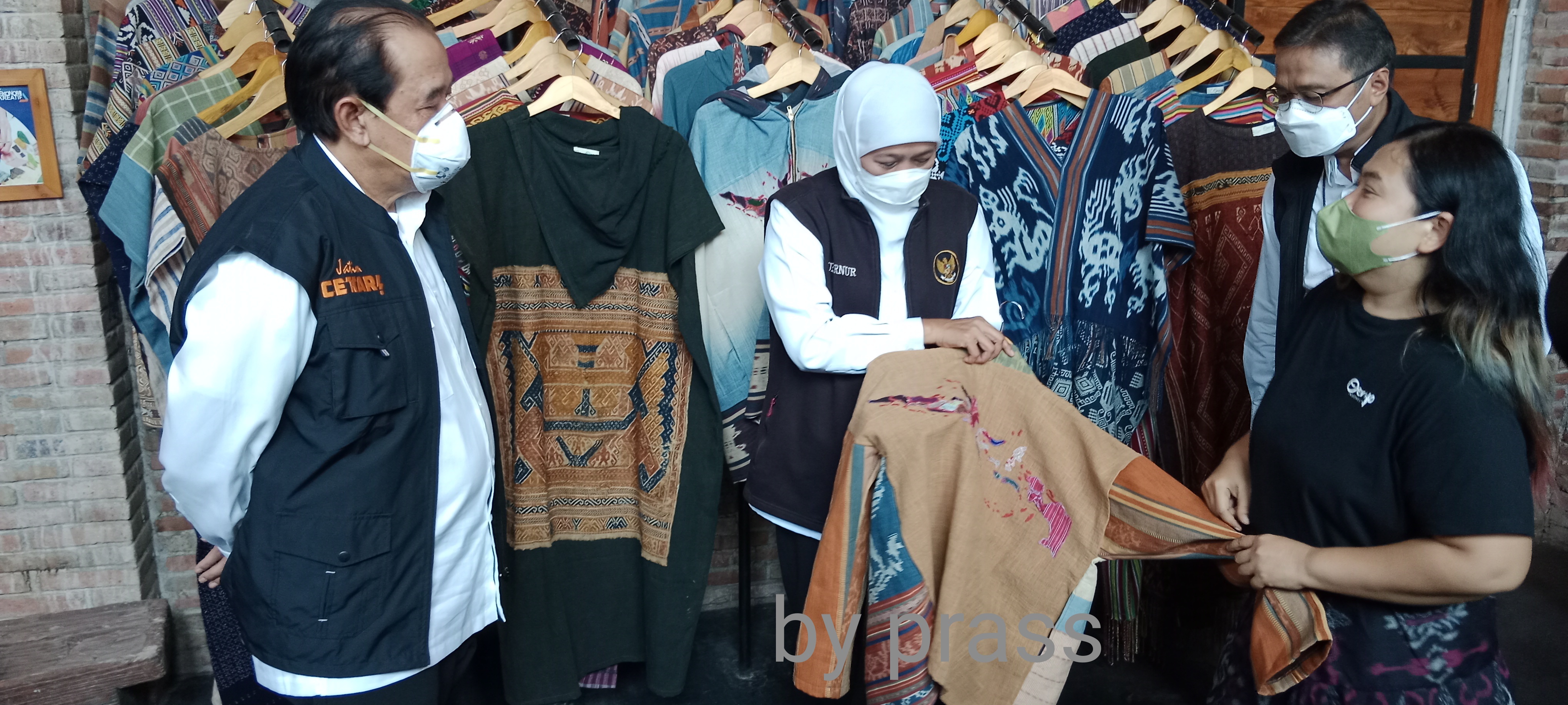 Gubernur Jawa Timur Khofifah Indar Parawansa saat  butik fashion wastra Oerip Indonesia di Ngawi