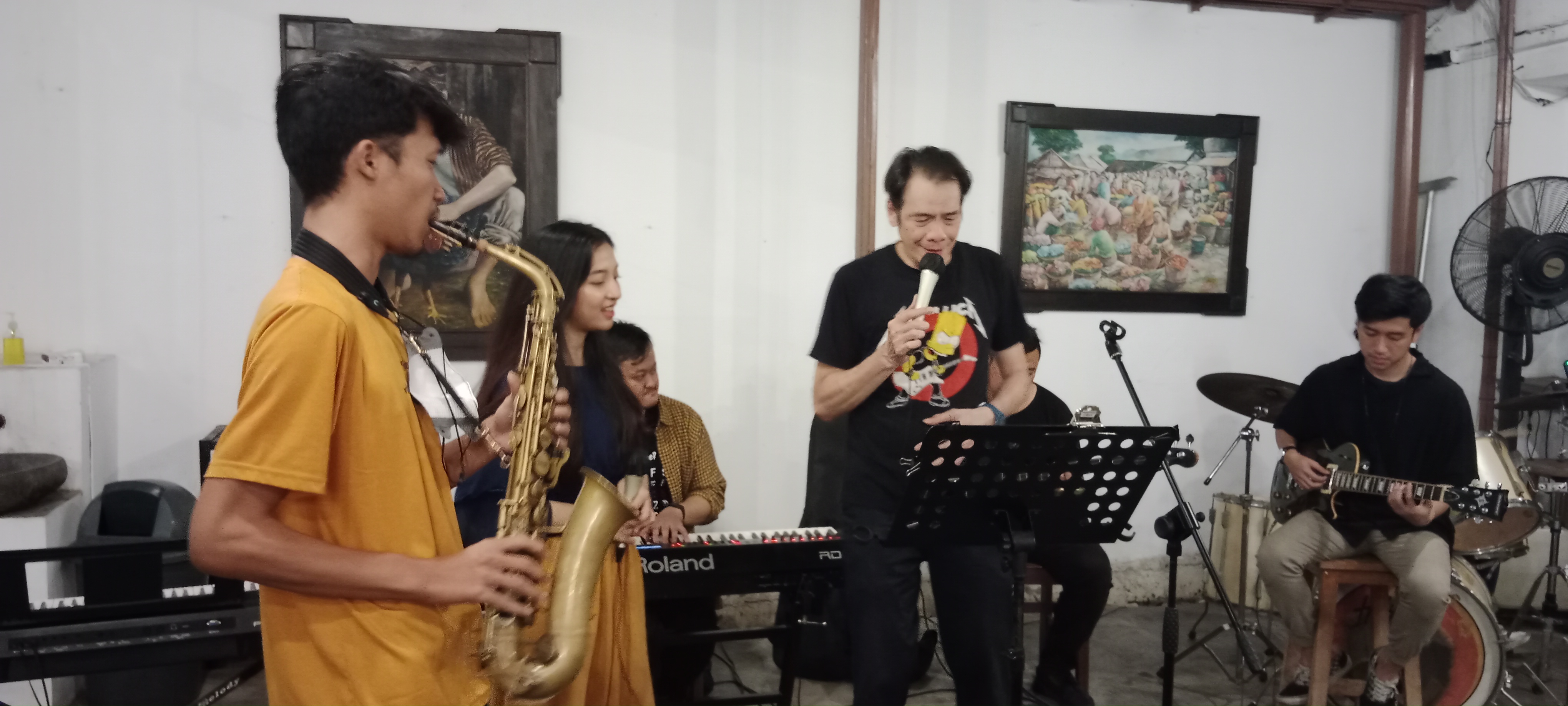 penampilan FJAZZC (Fusion jazz Comunity) di Rumah Makan Omah Sae Jl. Musi nomer 39 Surabaya. Kamis (28/4) 