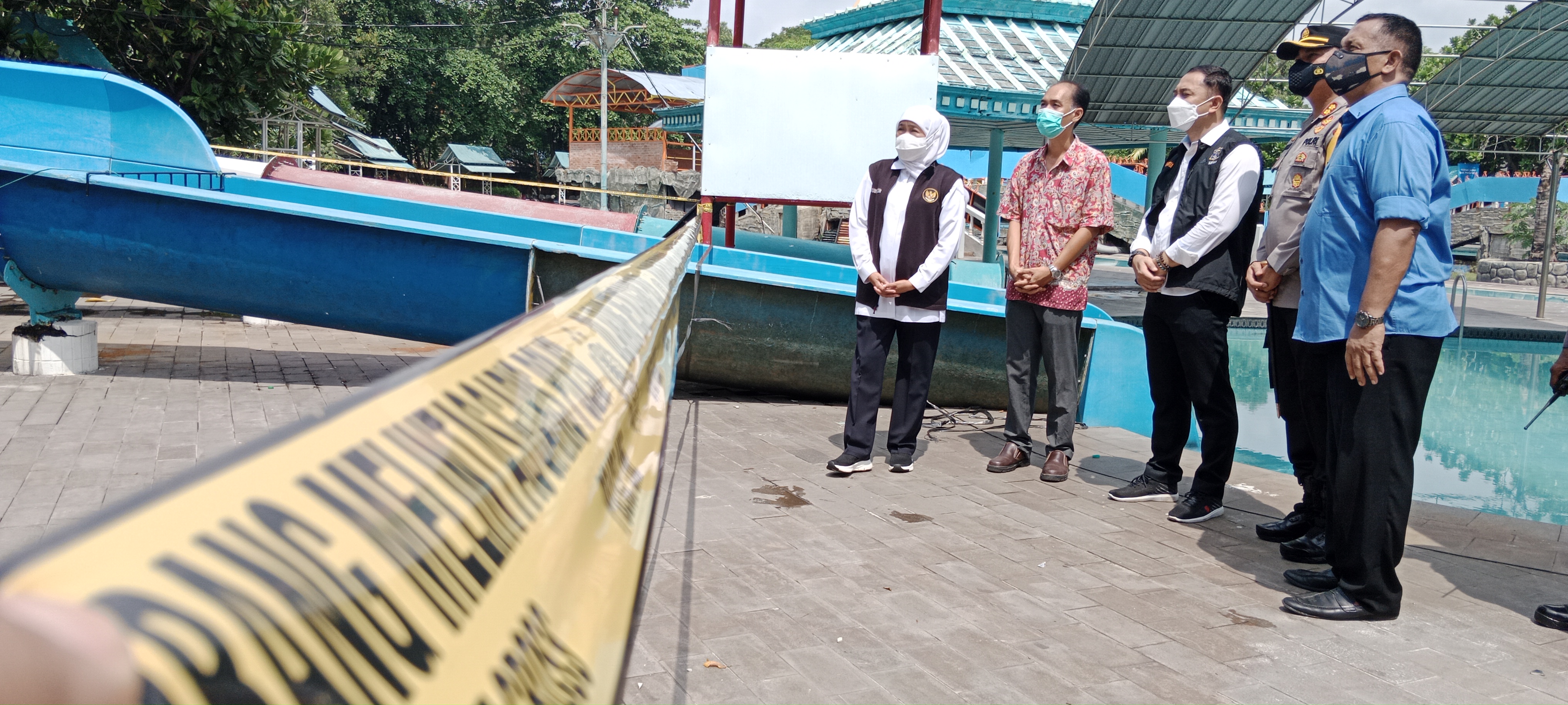 Gubernur Jawa Timur Khofifah Indar Parawansa dan Walikota Surabaya eri Cahyadi meninjau  lokasi insiden runtuhnya bagian wahana perosotan di kawasan Kolam Renang Waterpark Kenjeran Surabaya pada Minggu (8/5). 