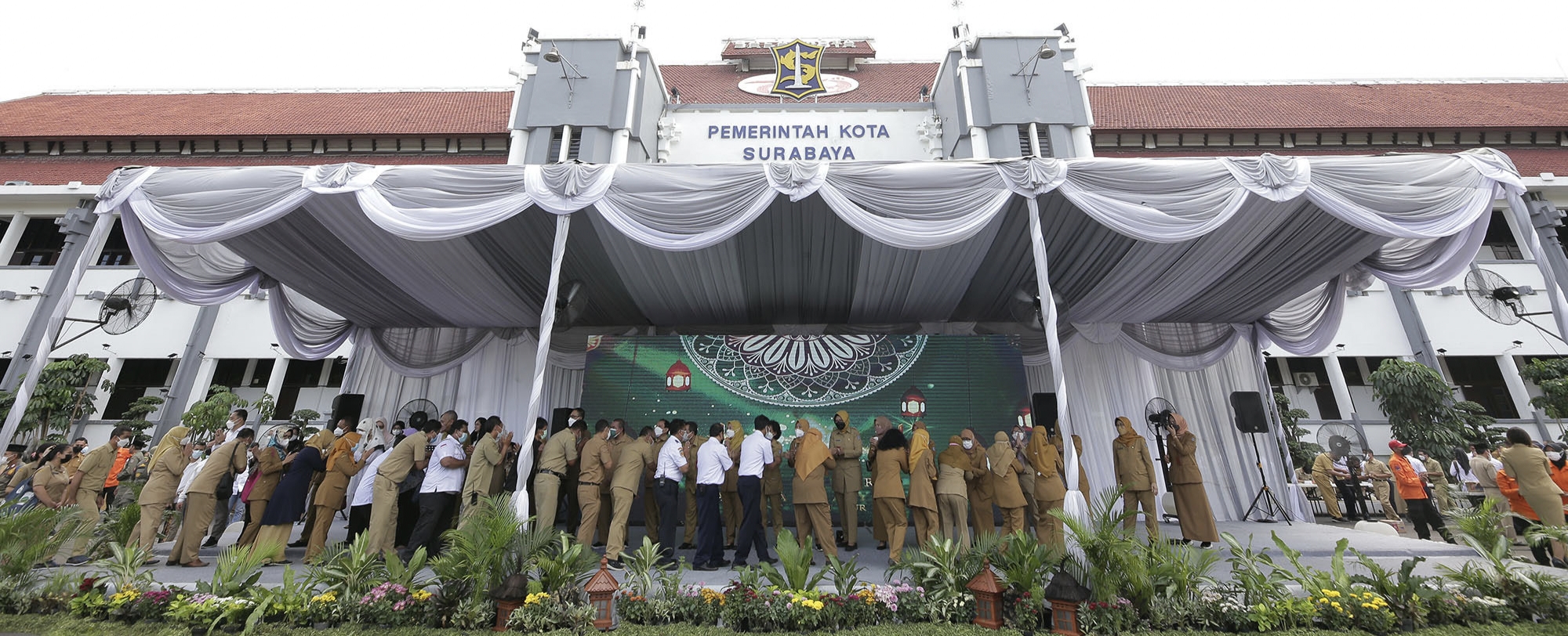 Seluruh pegawai di lingkungan Pemkot Surabaya berkumpul di Halaman Balai Kota Surabaya, Senin (9/5/2022) untuk saling bersilaturahmi dan bermaaf-maafan, setelah dua tahun harus absen karena masa pandemi Covid-19.