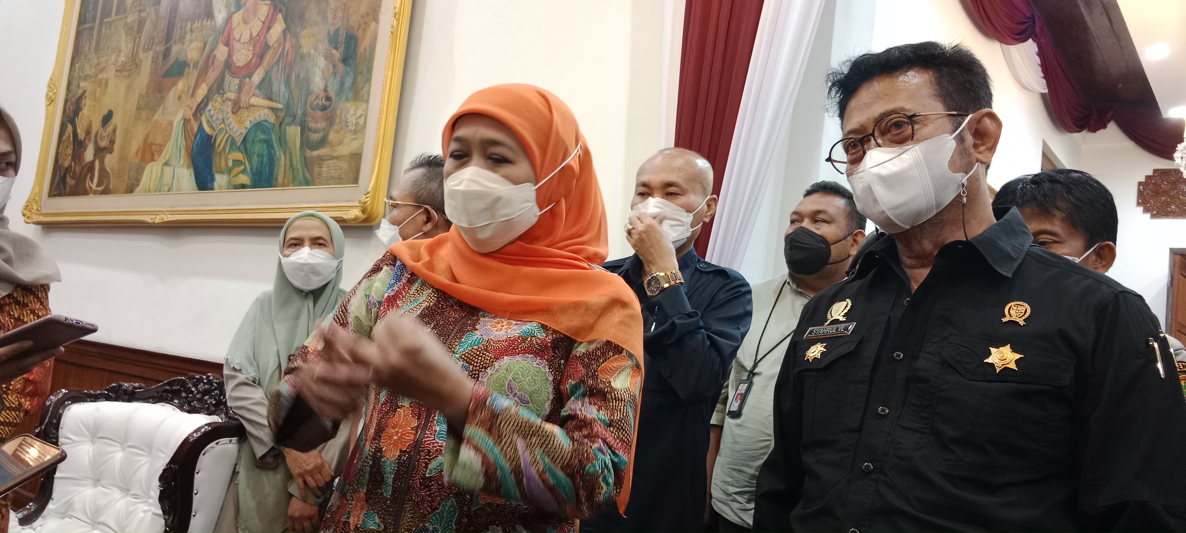 Menteri Pertanian Syahrul Yasin Limpo bersama dengan Gubernur Jatim Khofifah Indar Parawansa memberikan keterangan kepada awak media usai rakorterkait penyakit mulut dan kuku hewan di Gedung Negara Grahadi, Surabaya, Senin (9/5).