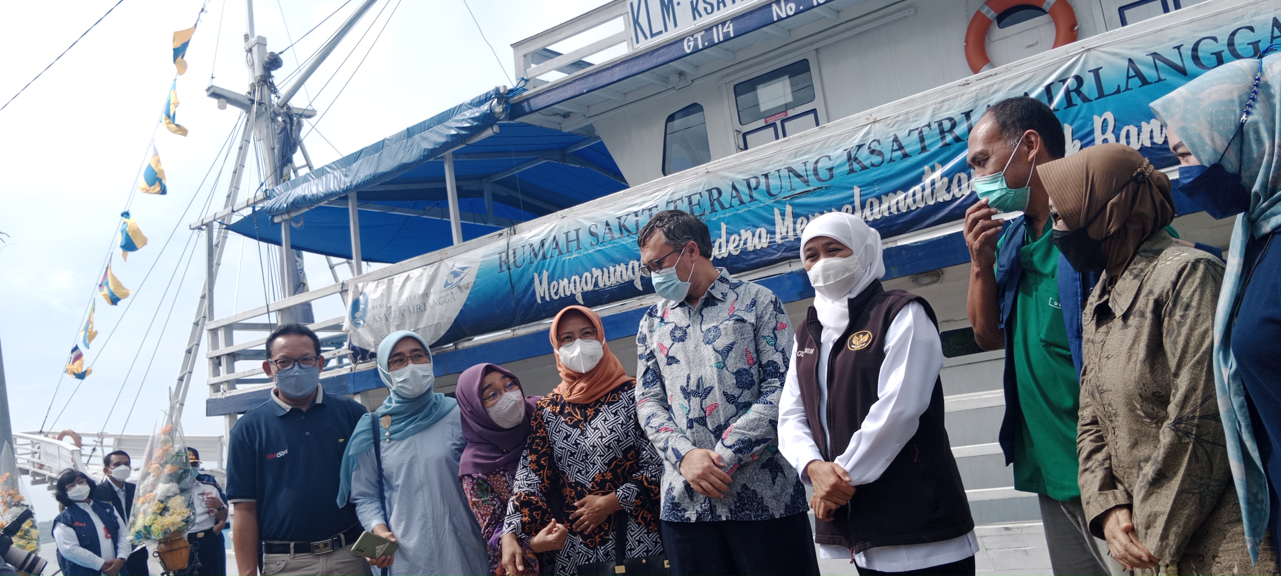 Gubernur Jatim Khofifah Indar Parawansa melepas pelayaran pengabdian masyarakat melalui Airlangga Community Development Hub Rumah Sakit Terapung (RST) Ksatria Airlangga di Muara Kalimas, di depan kantor Kesyahbandaran Utama Tanjung Perak Surabaya, Sabtu (