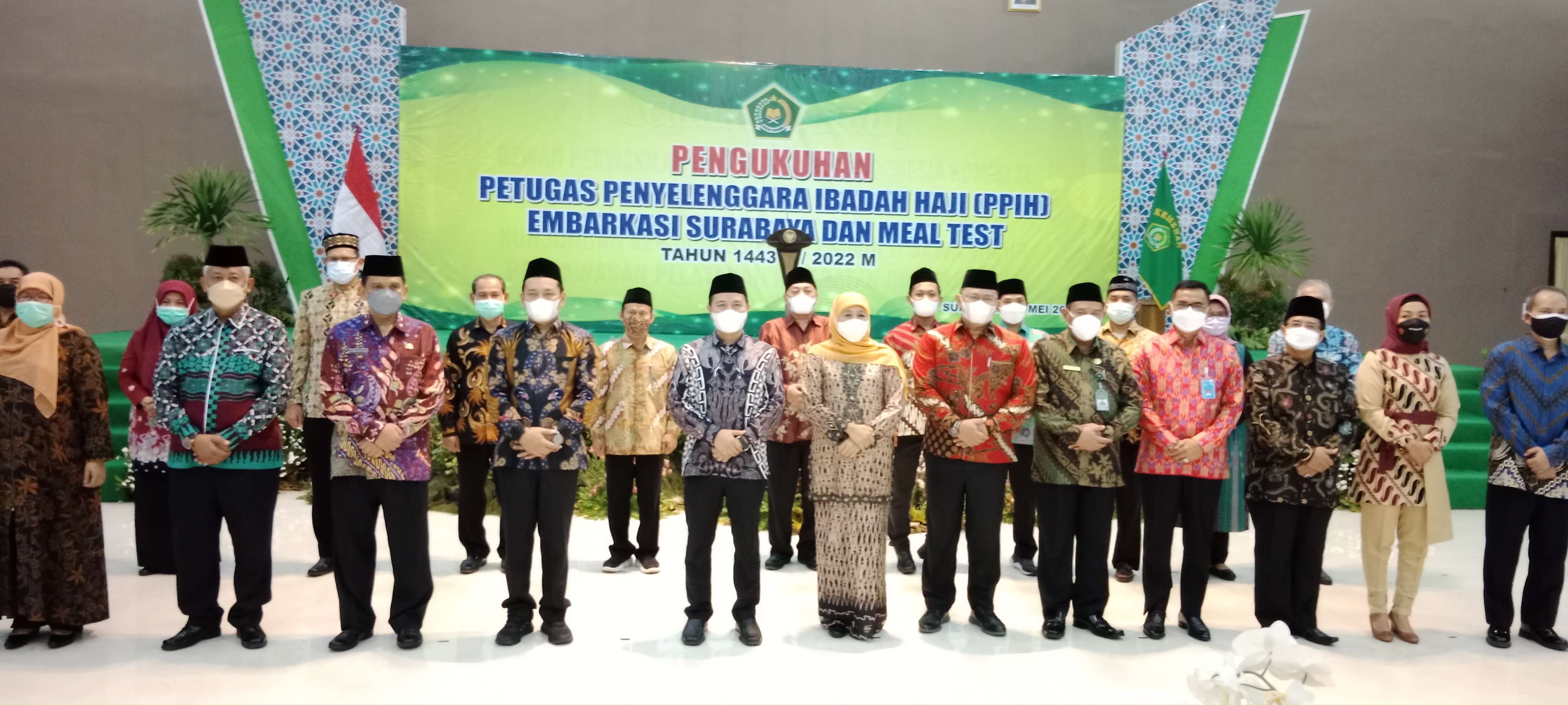 Gubernur Jawa Timur Khofifah Indar Parawansa dalam acara Pengukuhan PPIH Embarkasi Surabaya, di Asrama Haji Sukolilo, Rabu (25/5/2022).