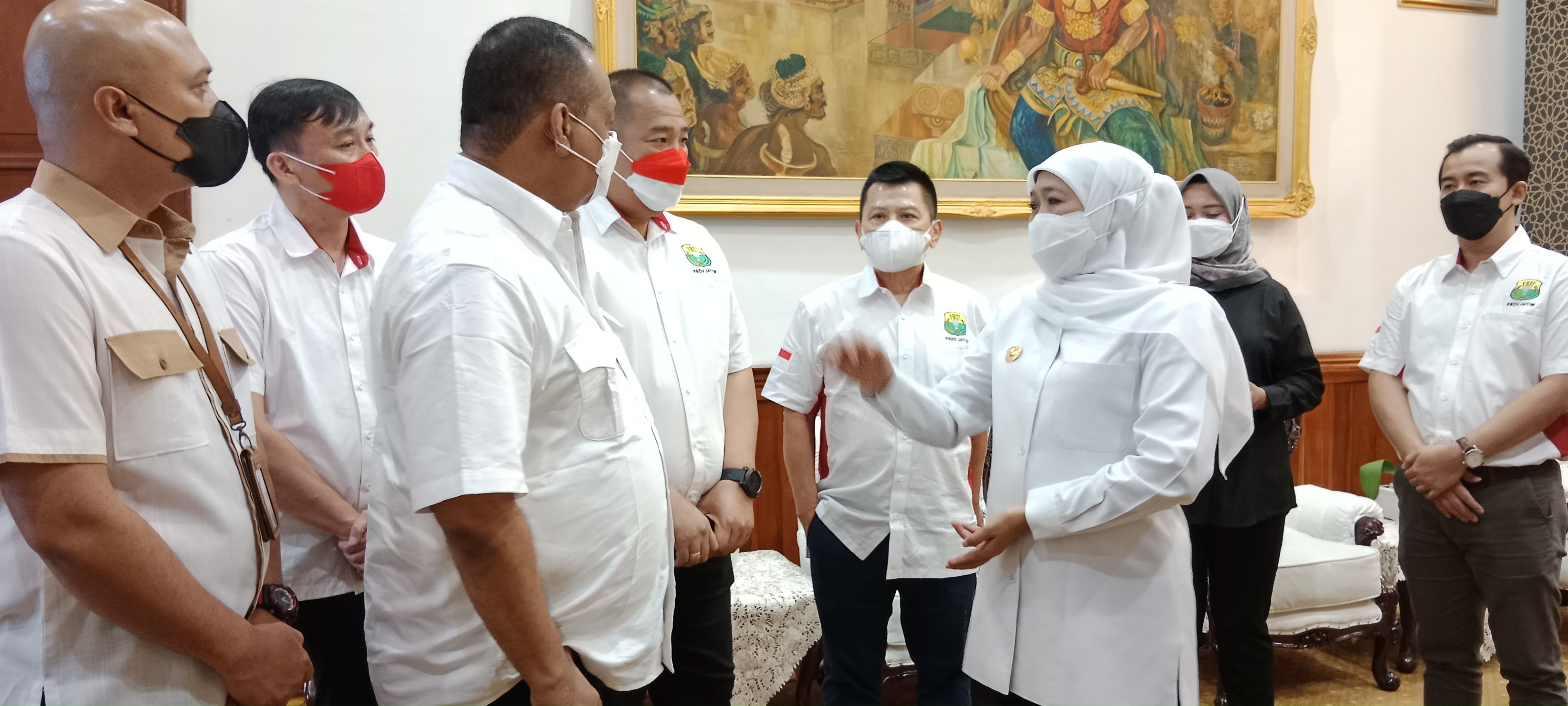 Gubernur Jawa Timur Khofifah Indar Parawansa, Pengurus KONI Jatim dan  panitia dalam acara gala dinner bersama peserta dan official kejuaraan di Gedung Negara Grahadi, Surabaya, Jumat (27/5)