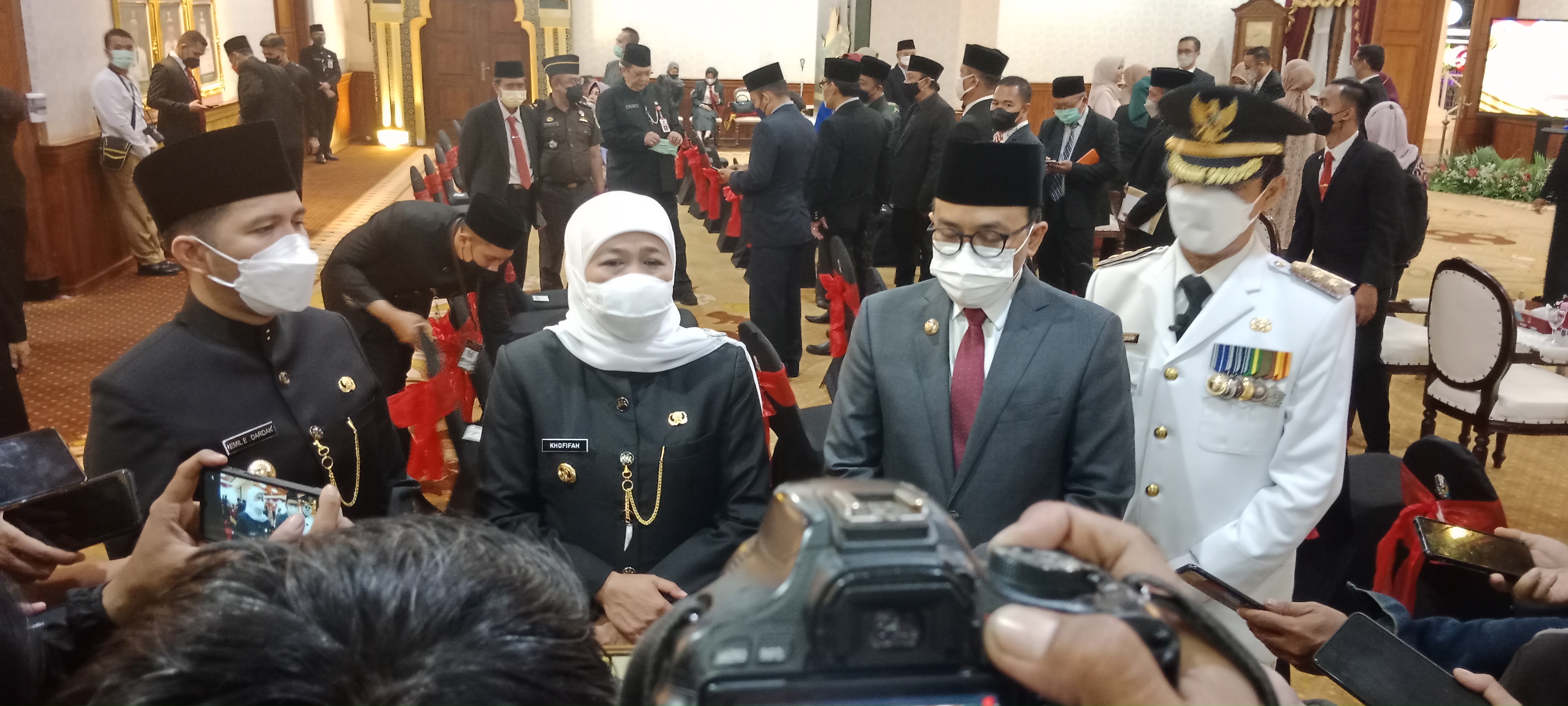 Gubernur Jawa Timur, Khofifah Indar Parawansa, Wakil Gubernur Emil E Dardak dan Bupati Pamekasan Baddrut Tamam memberikan keterangan kepada wartawan usai pelantikan Raden Bagus Fattah Jasin sebagai Wakil Bupati Pemekasan di Grahadi, Senin (30/5) 