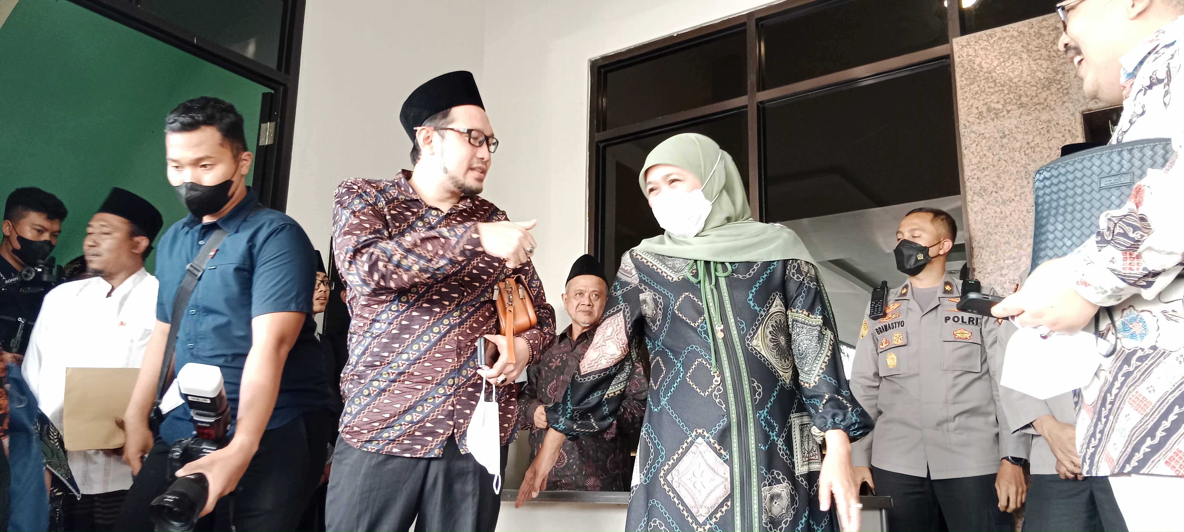 Gubernur Khofifah usai menghadiri Launching Countdown 1 Abad NU dan Halalbihalal PWNU Jatim dan PCNU Se-Jatim di Auditorium KH. Hasyim Asyari PWNU Jawa Timur, Surabaya,Selasa (31/5). 