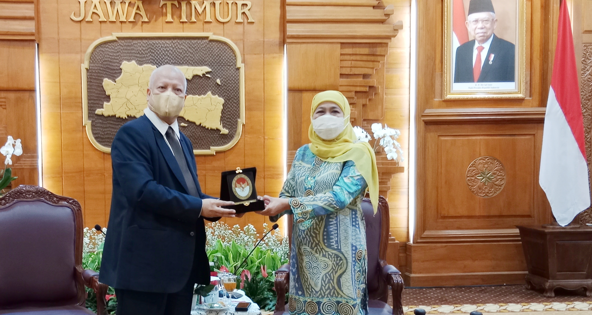 Gubernur Jawa Timur Khofifah Indar Parawansa menerima kunjungan Duta Besar (Dubes) Indonesia untuk Rumania dan Republik Moldova M. Amhar Azeth di Gedung Negara Grahadi, Minggu (5/6) 