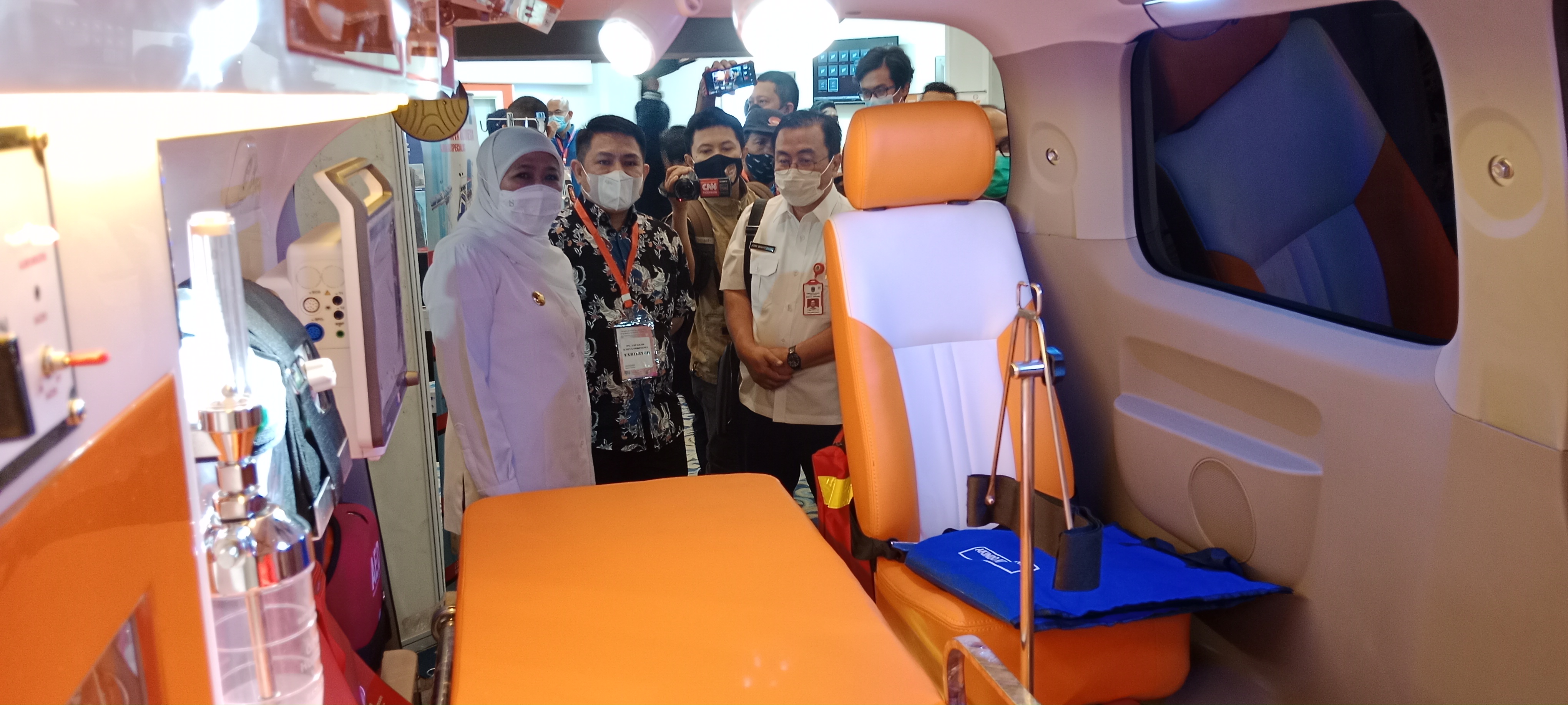 Gubernur Khofifah saat meninjau pameran Perhimpunan Rumah Sakit Seluruh Indonesia (Persi) Wilayah Jatim dan Hospital Expo XVI di Grand City Convex Surabaya, Rabu (8/6). 