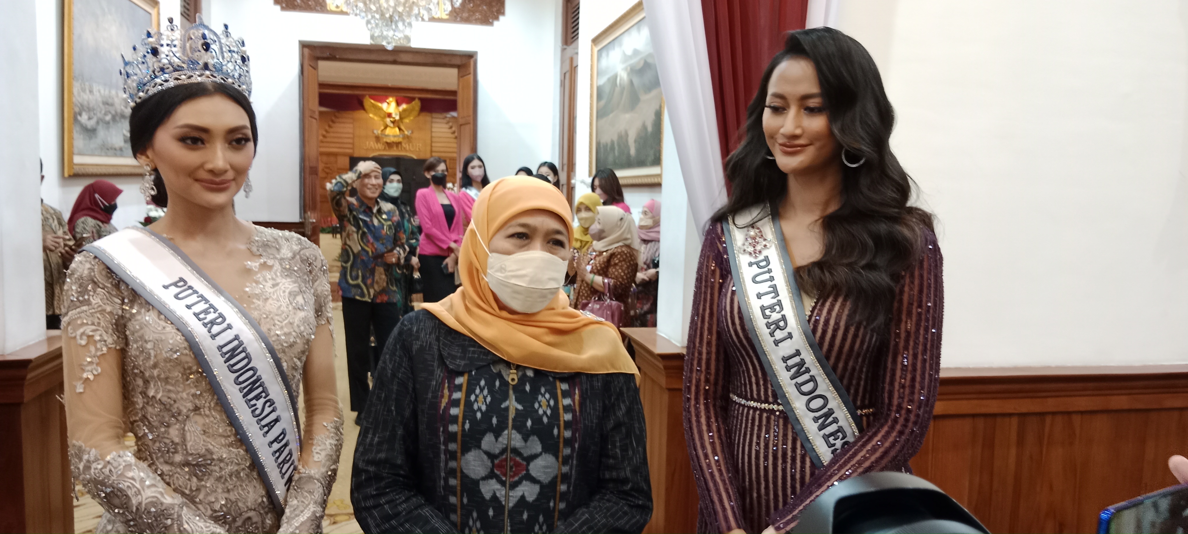Gubernur Jawa Timur Khofifah Indar Parawansa menerima kunjungan Runner-Up 2 Putri Indonesia 2022 sekaligus Putri Indonesia Pariwisata 2022, Adinda Chreseilla, di Gedung Negara Grahadi, Rabu (8/6) malam.