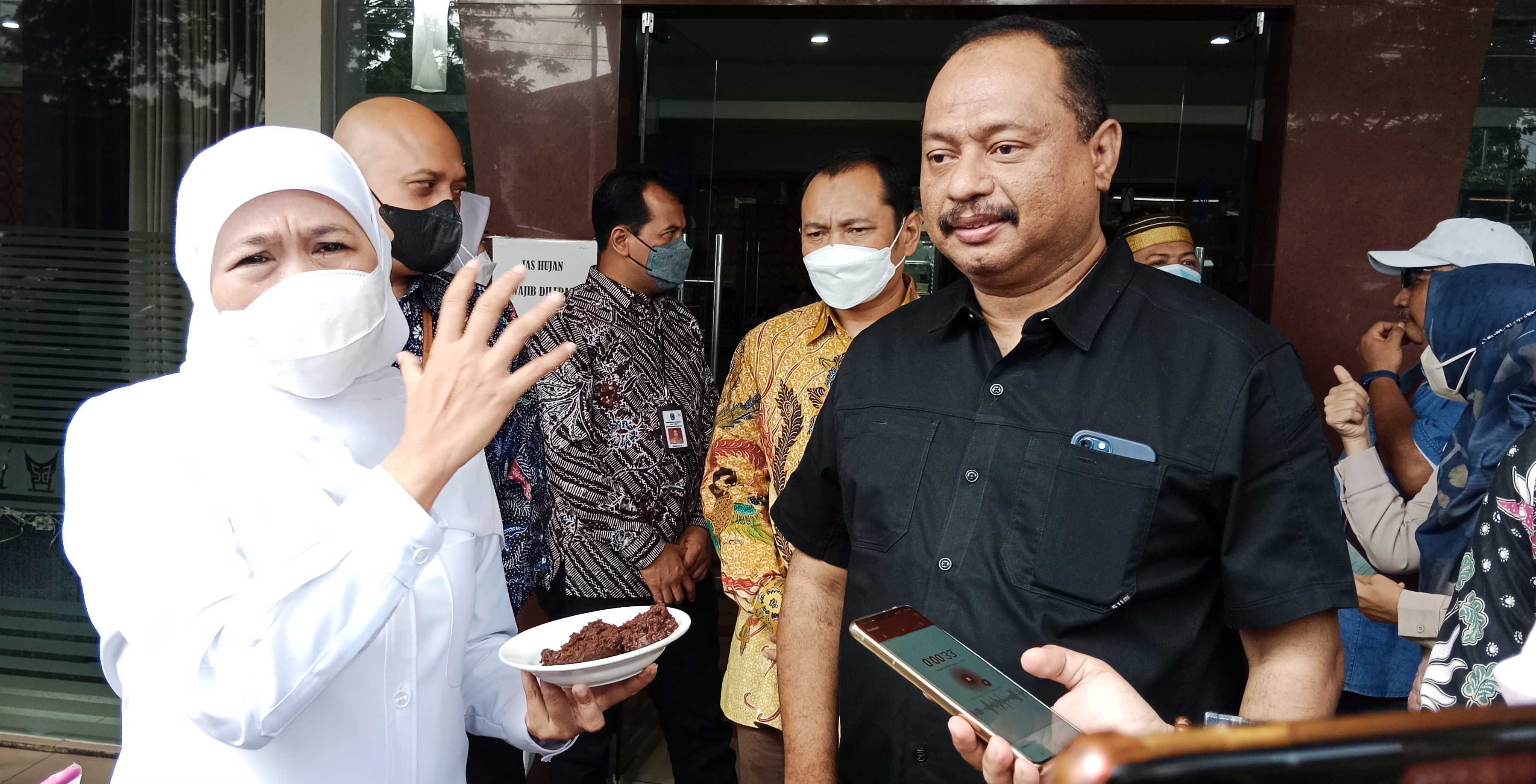 Gubernur Khofifah seusai makan siang di rumah makan padang di kawasan Kertajaya Surabaya, Sabtu (11/6) 