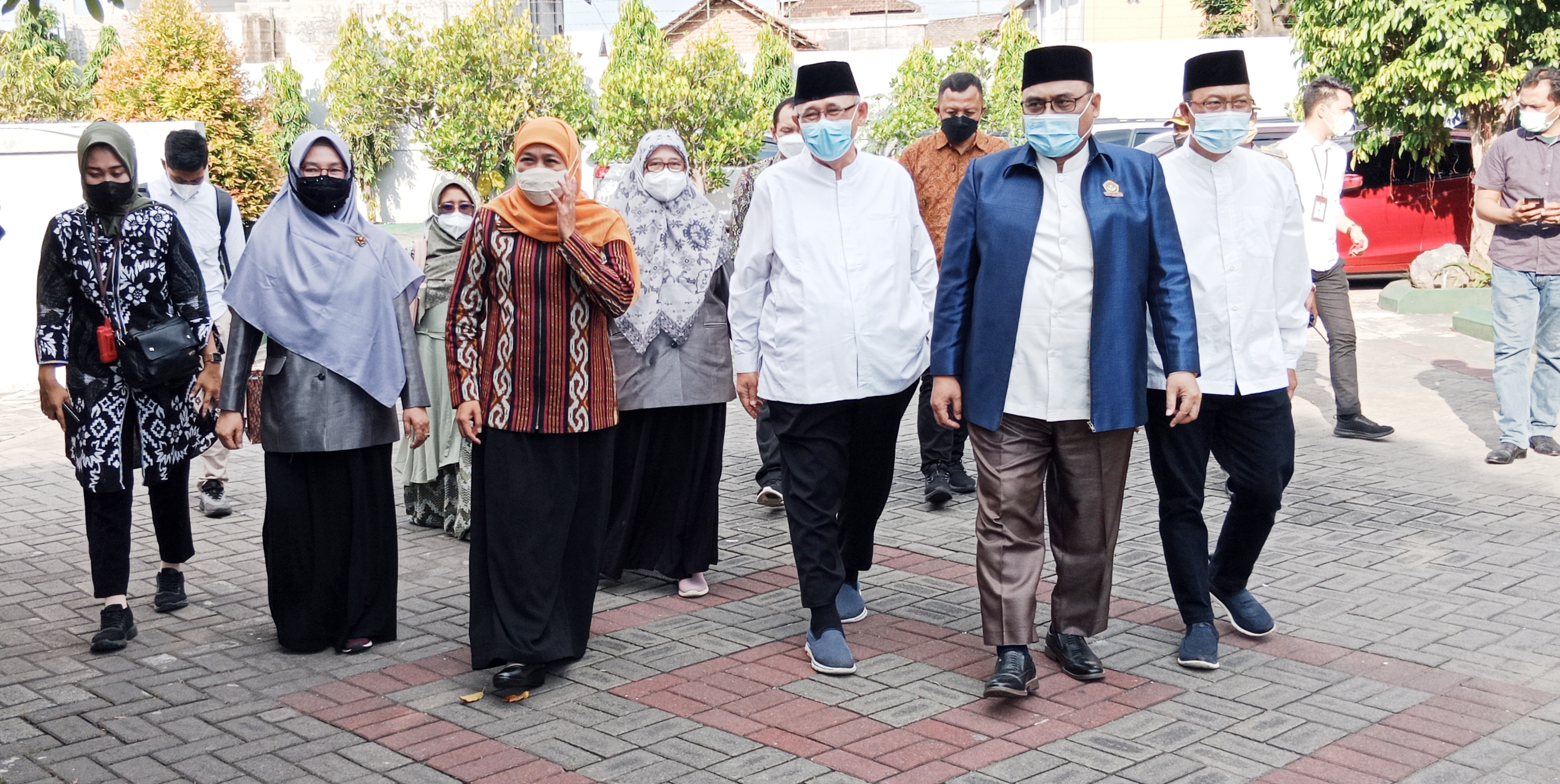 Gubernur Jawa Timur Khofifah Indar Parawansa saat  disambut Ketua Umum (Ketum) LDII Chriswanto Santoso dalam Diklat Da'i di Surabaya, Sabtu 18/6/2022