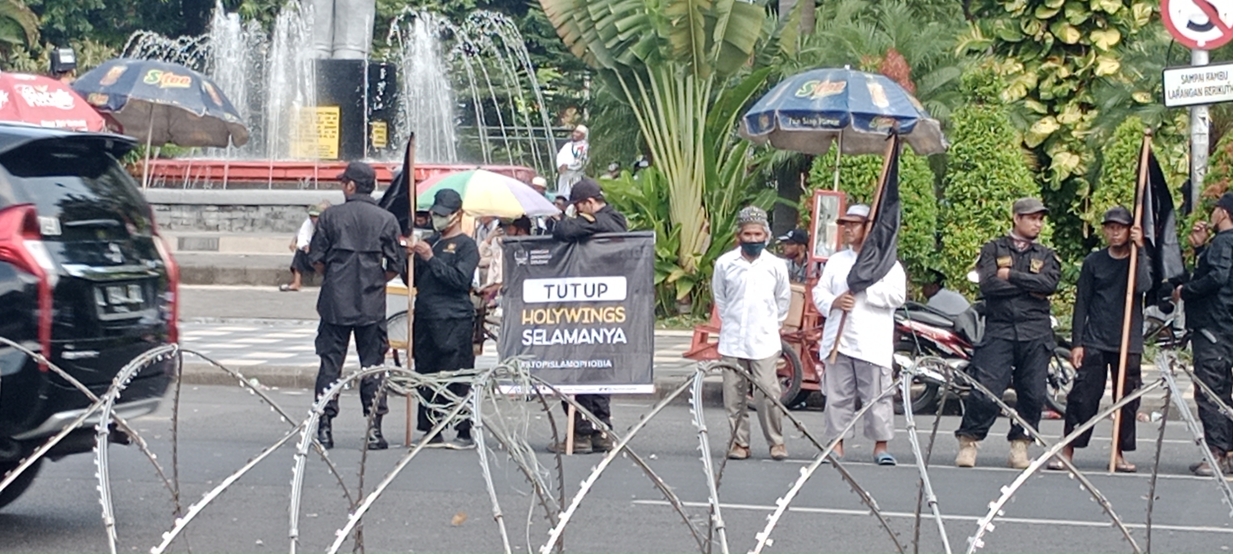 ratusan orang menggelar aksi di depan Gedung Negara Grahadi Surabaya, Selasa (5/7). Aksi demonstrasi ini menuntut penutupan Holywings. 
