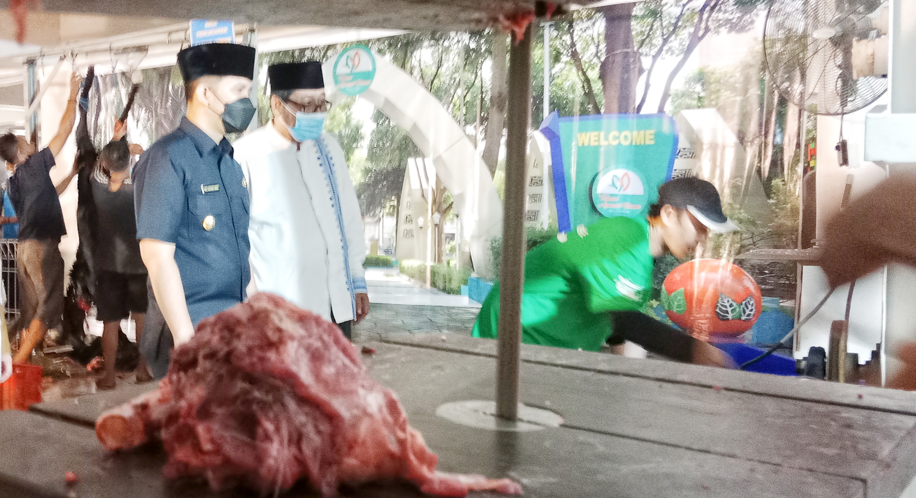 Plt Gubernur Jawa Timur Emil Elestianto Dardak, meninjau secara langsung proses penyembelihan hewan qurban serta pengemasan yang dilakukan oleh pihak panitia Masjid Nasional Al Akbar, Senin (11/7). Foto : prass prasetyo
