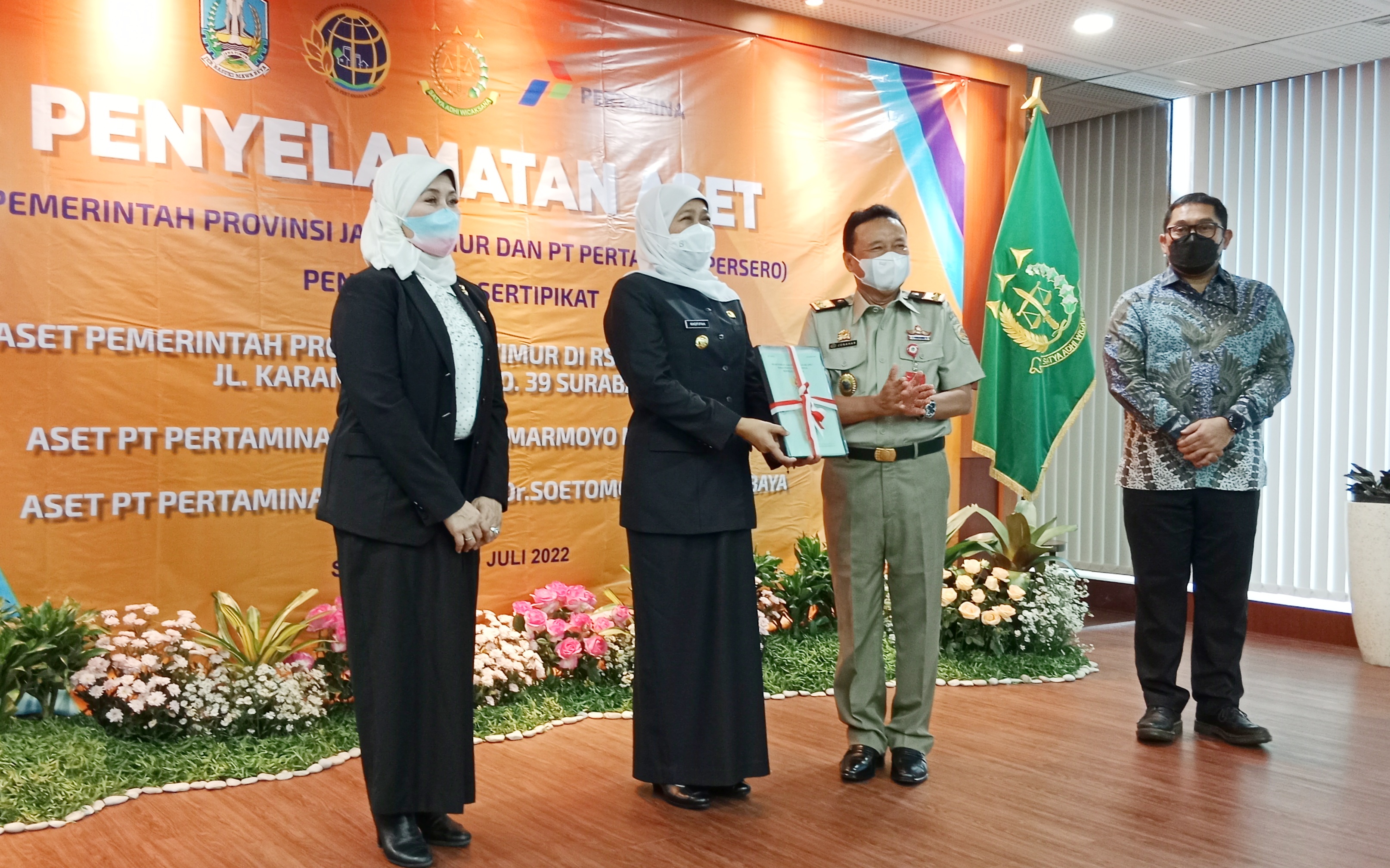 Kepala Kantor Wilayah BPN Jatim Ir Jonahar saat menyerahkan sertifikat tanah aset Pemprov Jatim, kepada Gubernur Jawa Timur , Khofifah Indar Parawansa, di Gedung Kejaksaan Tinggi Negeri Surabaya, Rabu(20/7/2022).