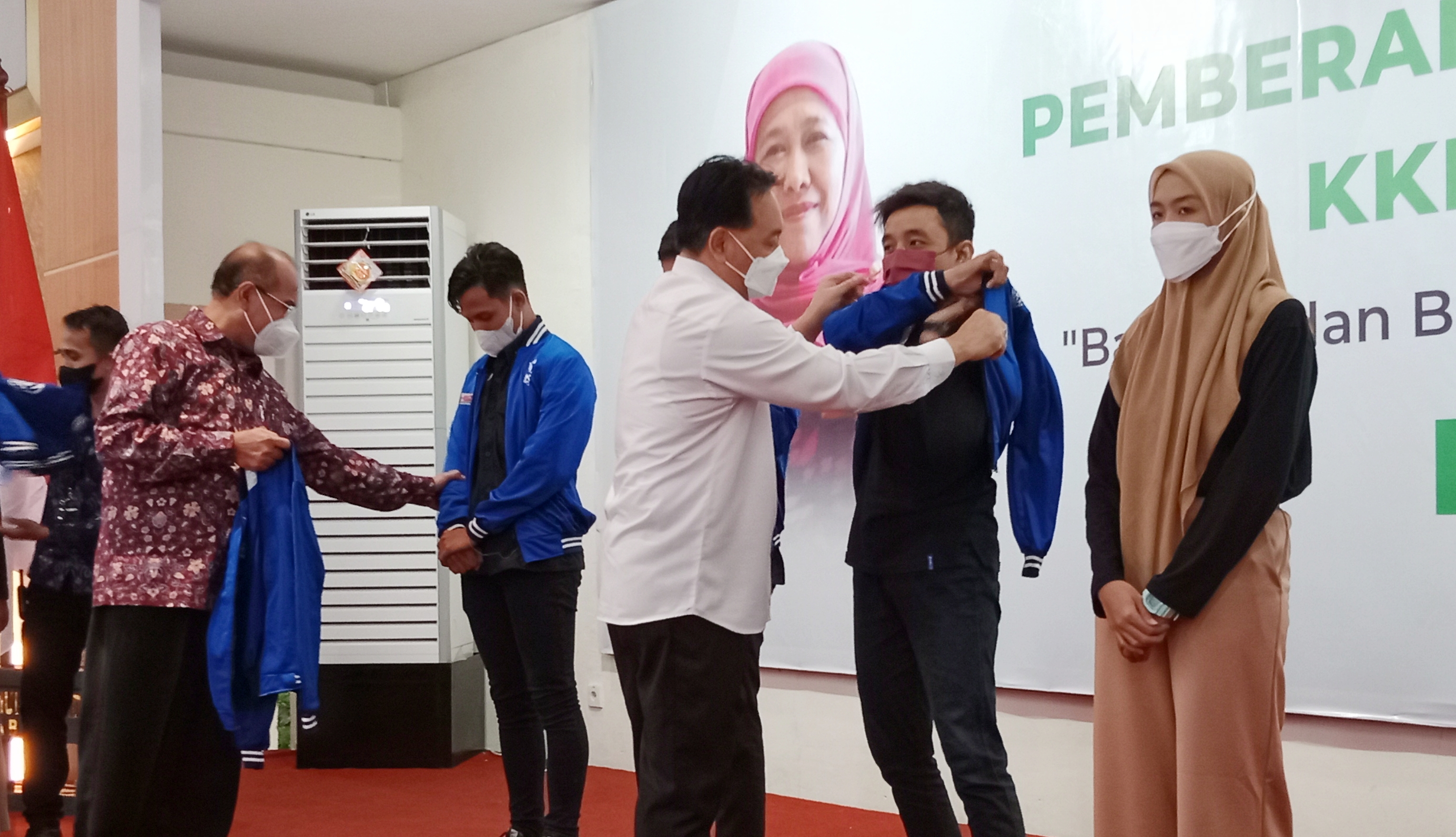 Asisten II Setdaprov Jatim, Jumadi yang mewakili Gubernur Khofifah dan Rektor UM Surabaya Dr. dr Sukadiono  saat memberikan jaket dan  sebagai simbol pelepasan mahasiswa KKN UM Surabaya, Rabu (20/7). foto : prasetyo