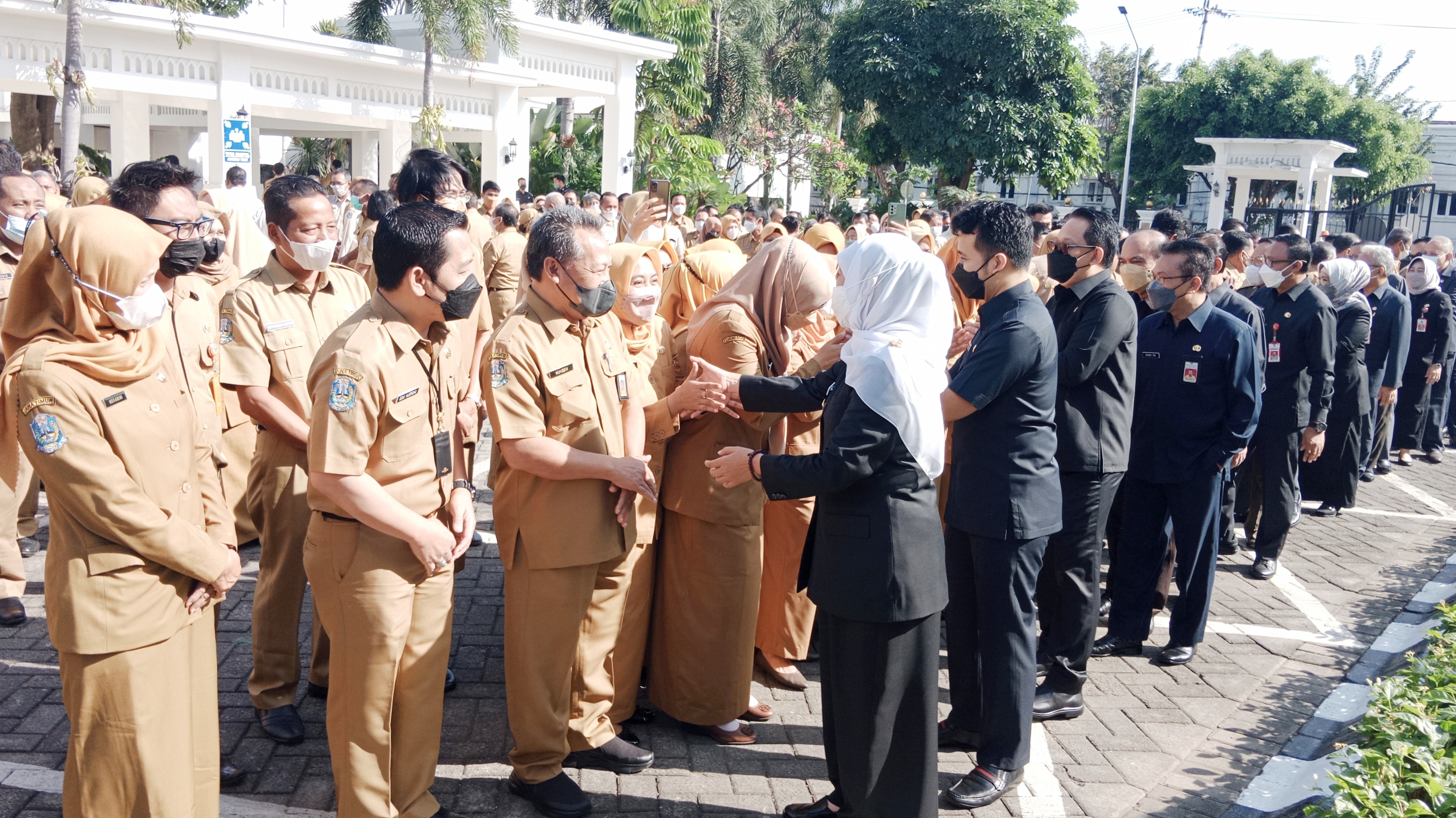 Gubernur Khofifah usai memimpin Apel Senen Pagi di Halaman Kantor Pahlawan, Senin (25/7) pagi.