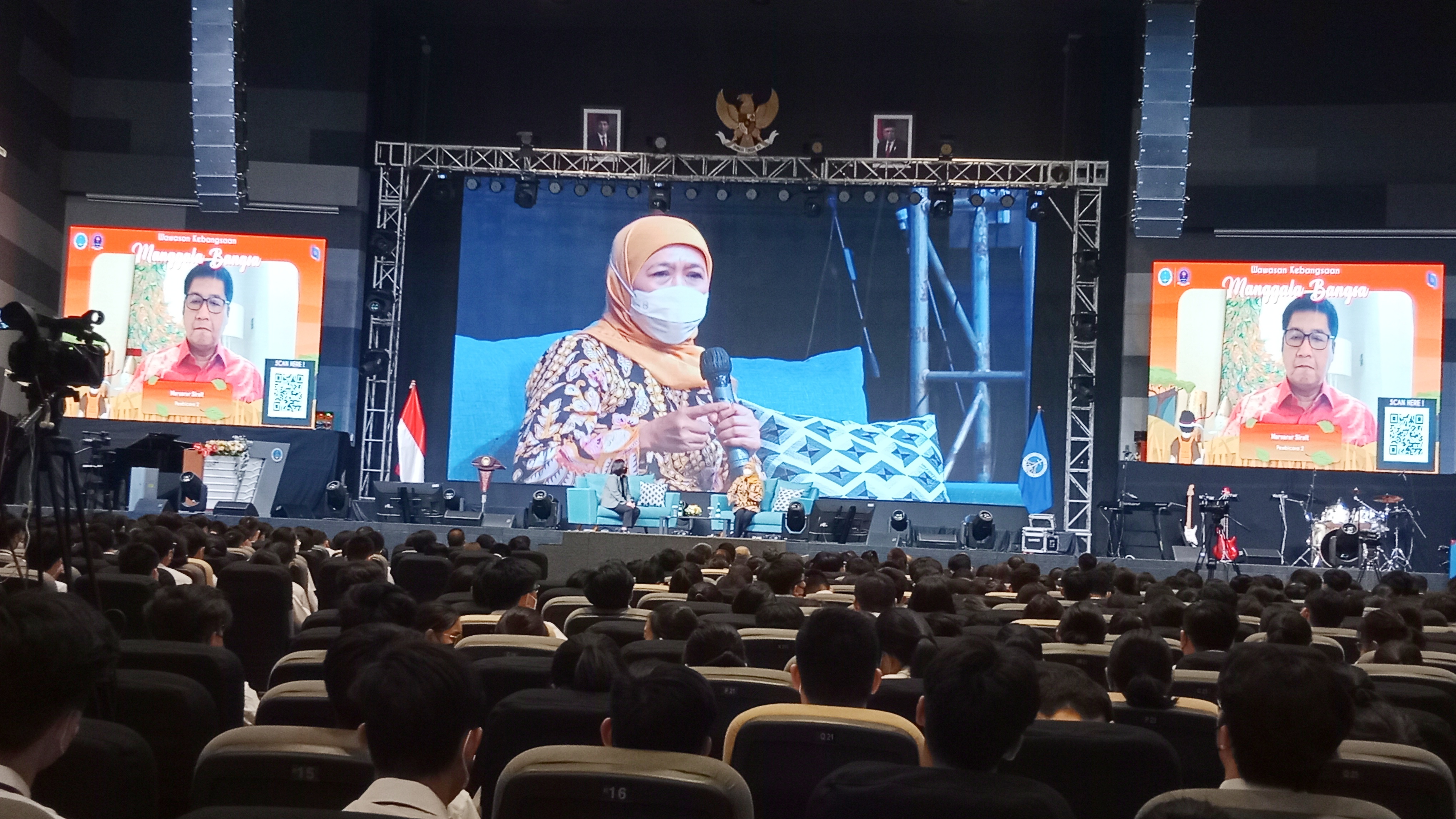 Gubernur Jawa Timur Khofifah Indar Parawansa saat menjadi pembicara pada Seminar Indonesia Emas 2045 di UK Petra Surabaya, Senin (25/7) 