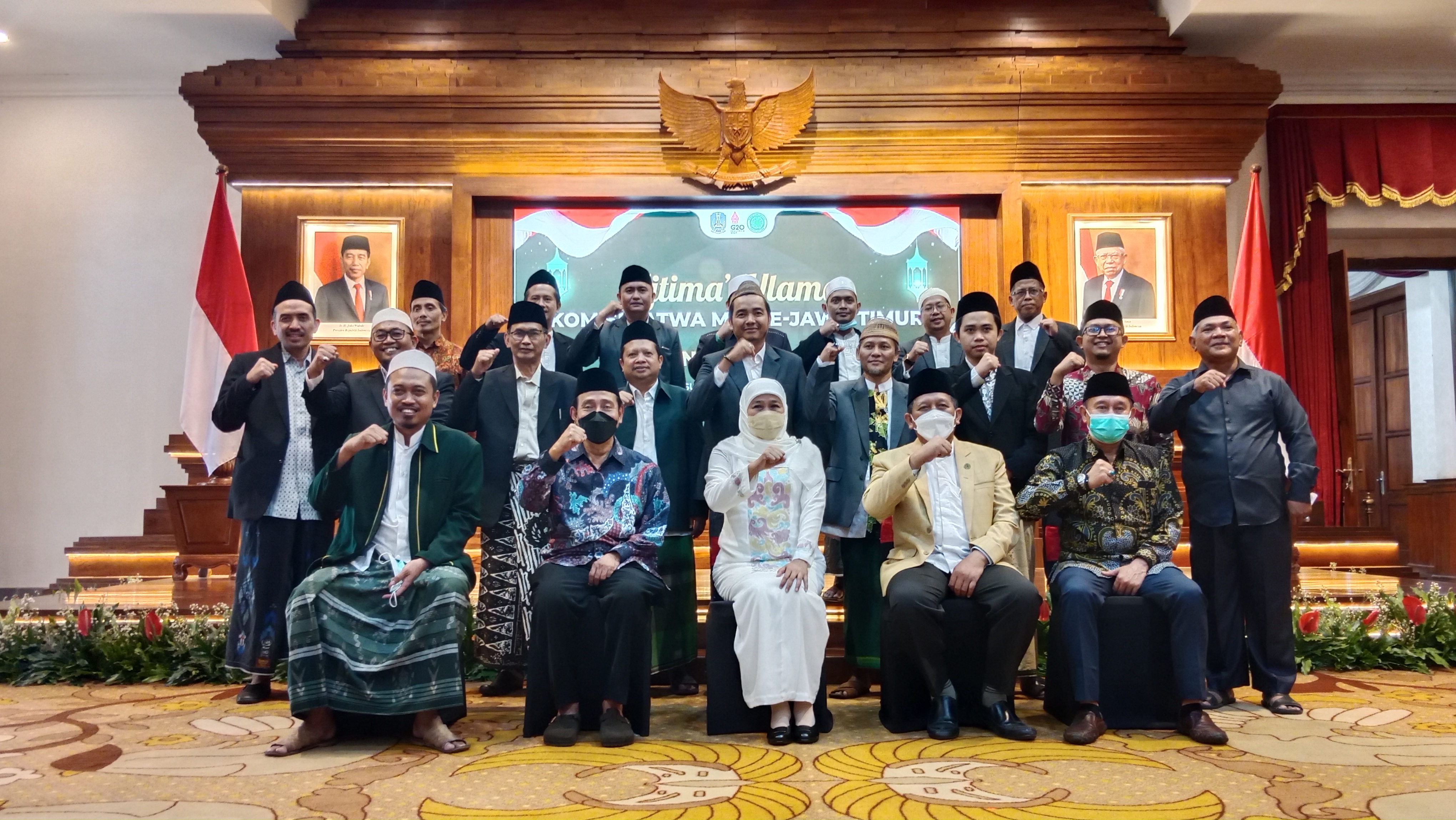 Gubernur Jawa Timur Khofifah Indar Parawansa saat pembukaan Ijtima' Ulama Komisi Fatwa MUI Se Jawa Timur di Grahadi, Rabu (27/7). 