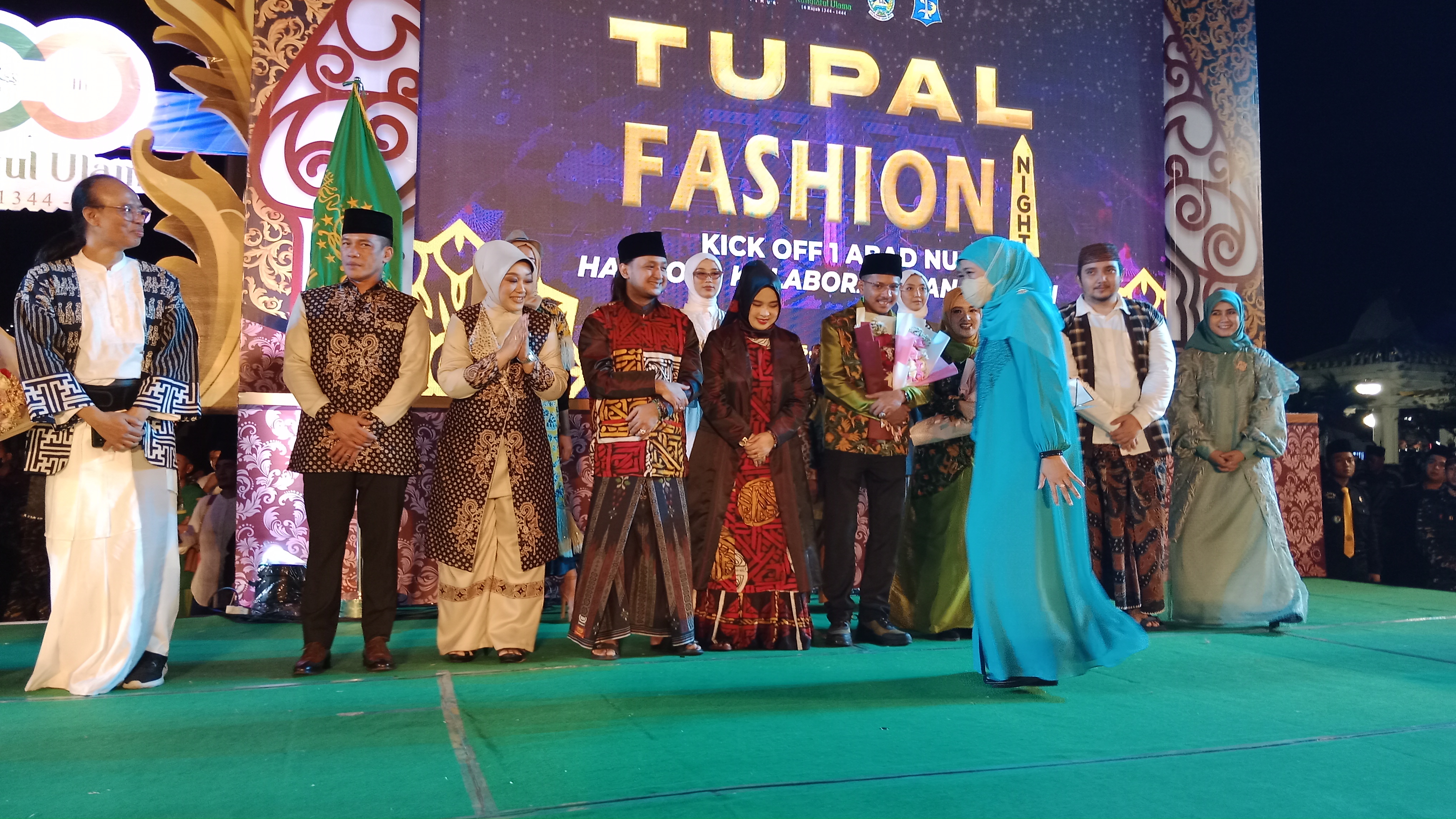 Gubernur Jawa Timur Khofifah Indar Parawansa saat menghadiri Kick Off 1 Abad Nahdlatul Ulama (NU) di Tugu Pahlawan Surabaya, Kamis (28/7) malam.