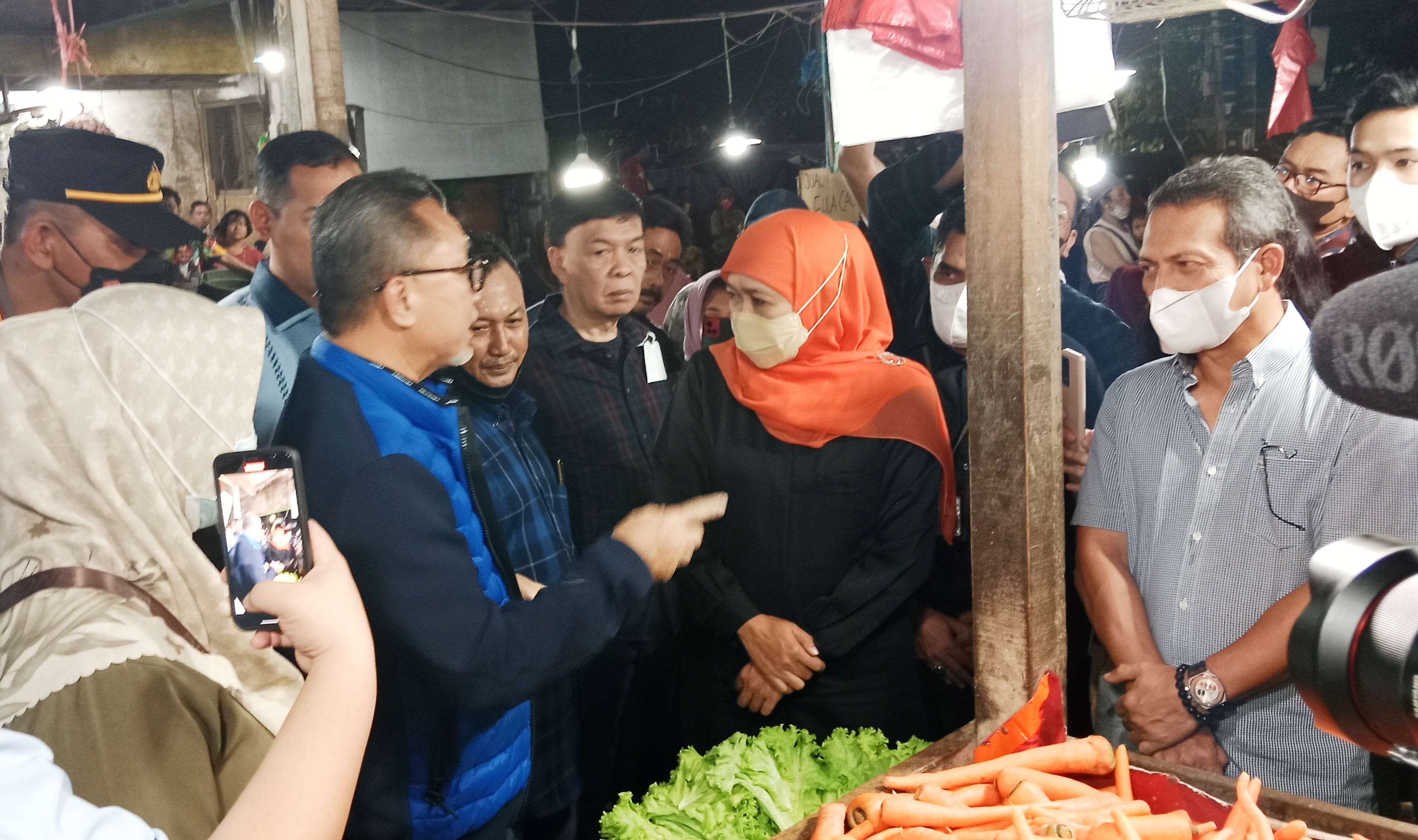 Gubernur Jawa Timur Khofifah Indar Parawansa mendampingi Menteri Perdagangan RI Zulkifli Hasan melakukan sidak ke Pasar Keputran Jl. Urip Sumoharjo, Keputran, Kec. Tegalsari Surabaya, Sabtu (30/7) malam.  