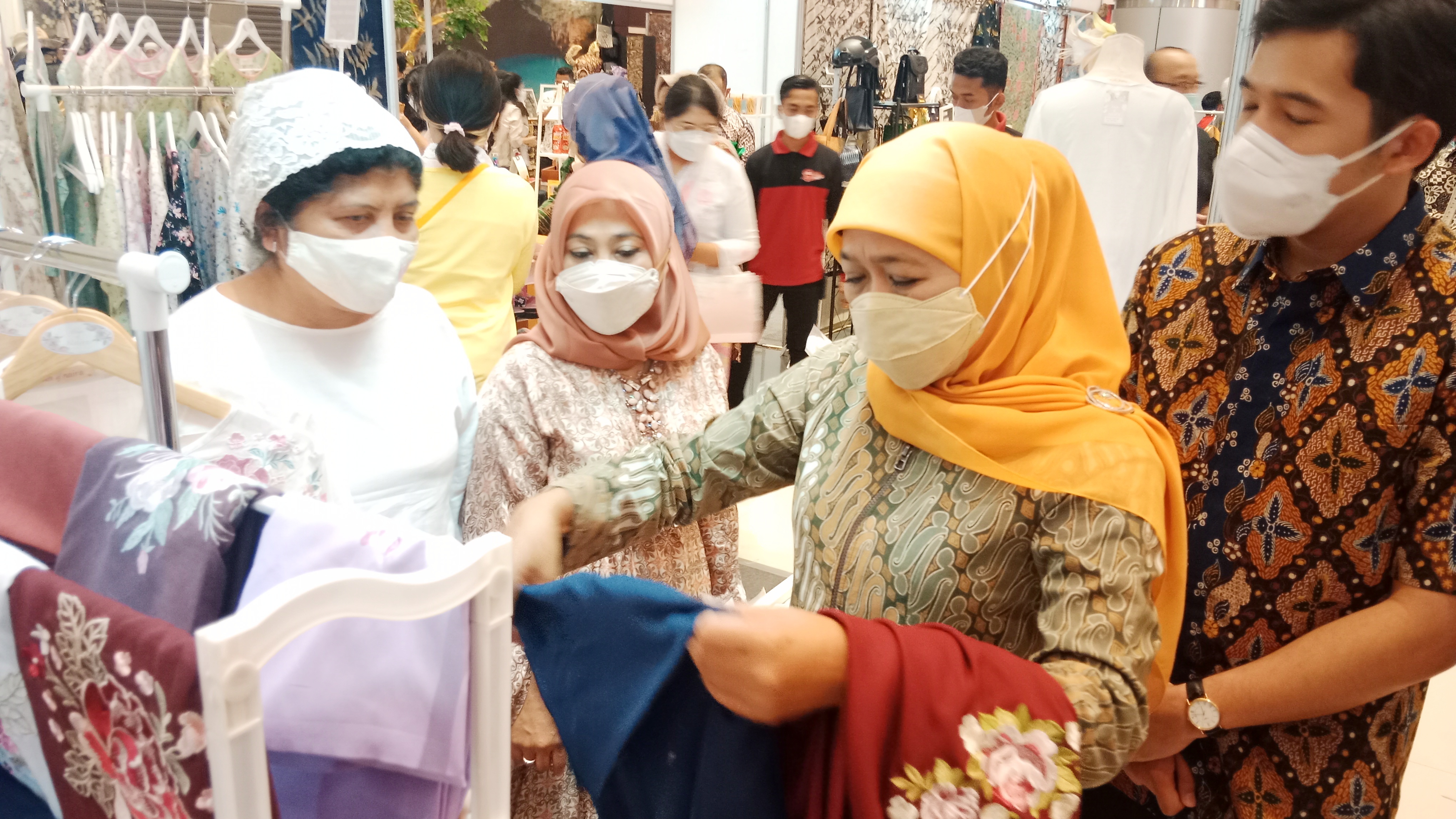 Gubernur Jawa Timur, Khofifah Indar Parawansa meninjau dan berbelanja di salah satu peserta Ekspo K-UKM ke-9 dalam rangka memperingati Hari Koperasi ke-75 tahun 2022 di gedung Convention & Exhibition Grand City Surabaya, Minggu (31/7/2022) malam. 