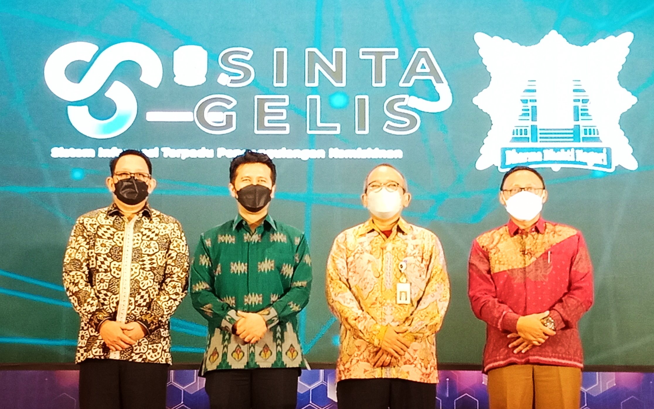 Wakil Gubernur Jatim Emil Elestianto Dardak saat meluncurkan Aplikasi Sistem Informasi Terpadu Penanggulangan Kemiskinan (Sinta Gelis) di Ballroom Hotel Platinum Surabaya, Minggu (31/7) malam.