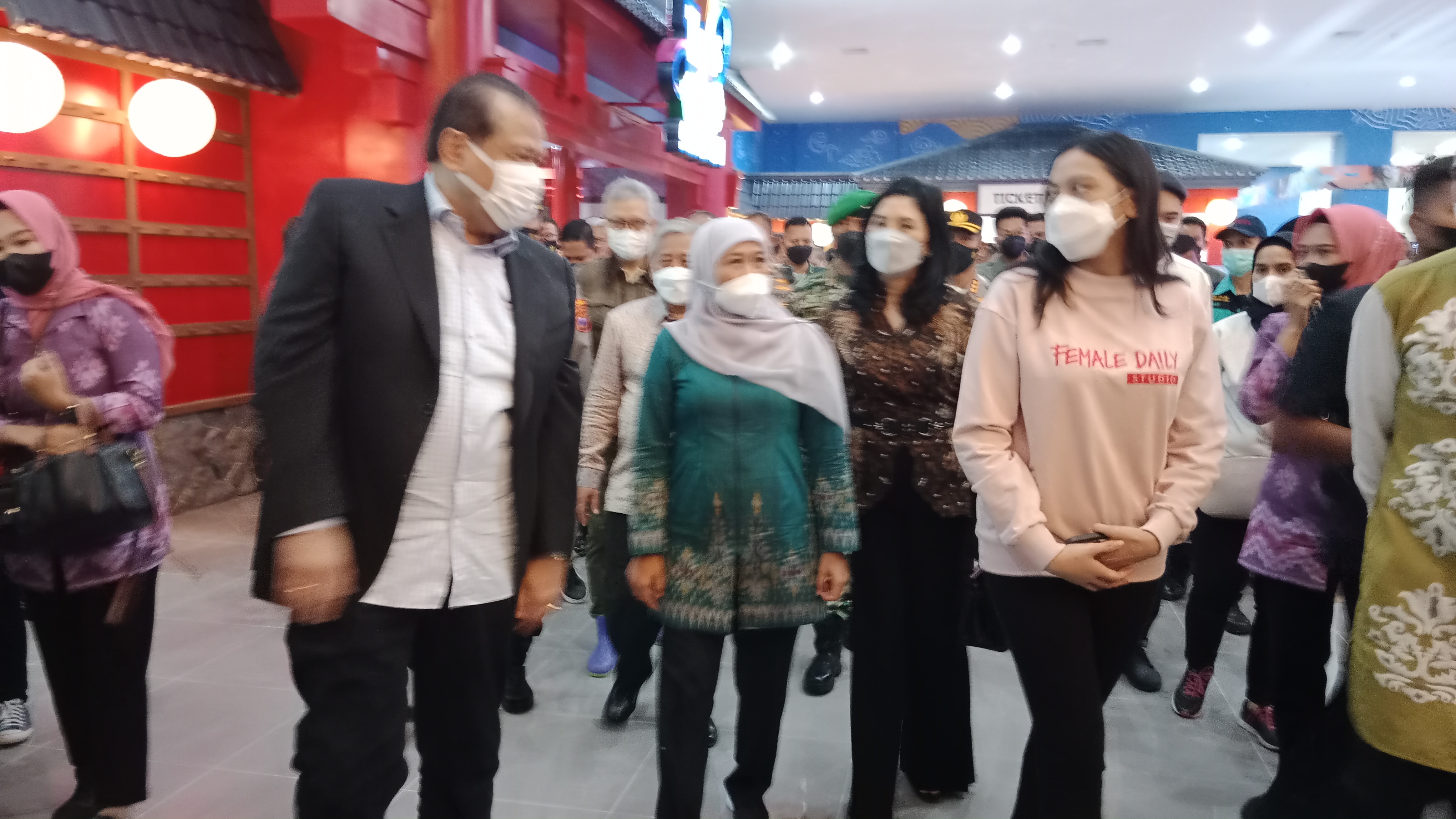 Gubernur Khofifah saat hadir dalam peresmian Trans Icon Mall di Jalan Ahmad Yani Surabaya, Jumat (5/8).  