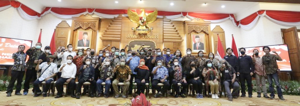 Penguji UKPFI Dijamu Khofifah dengan Nanas PK1 dan Nangkadak