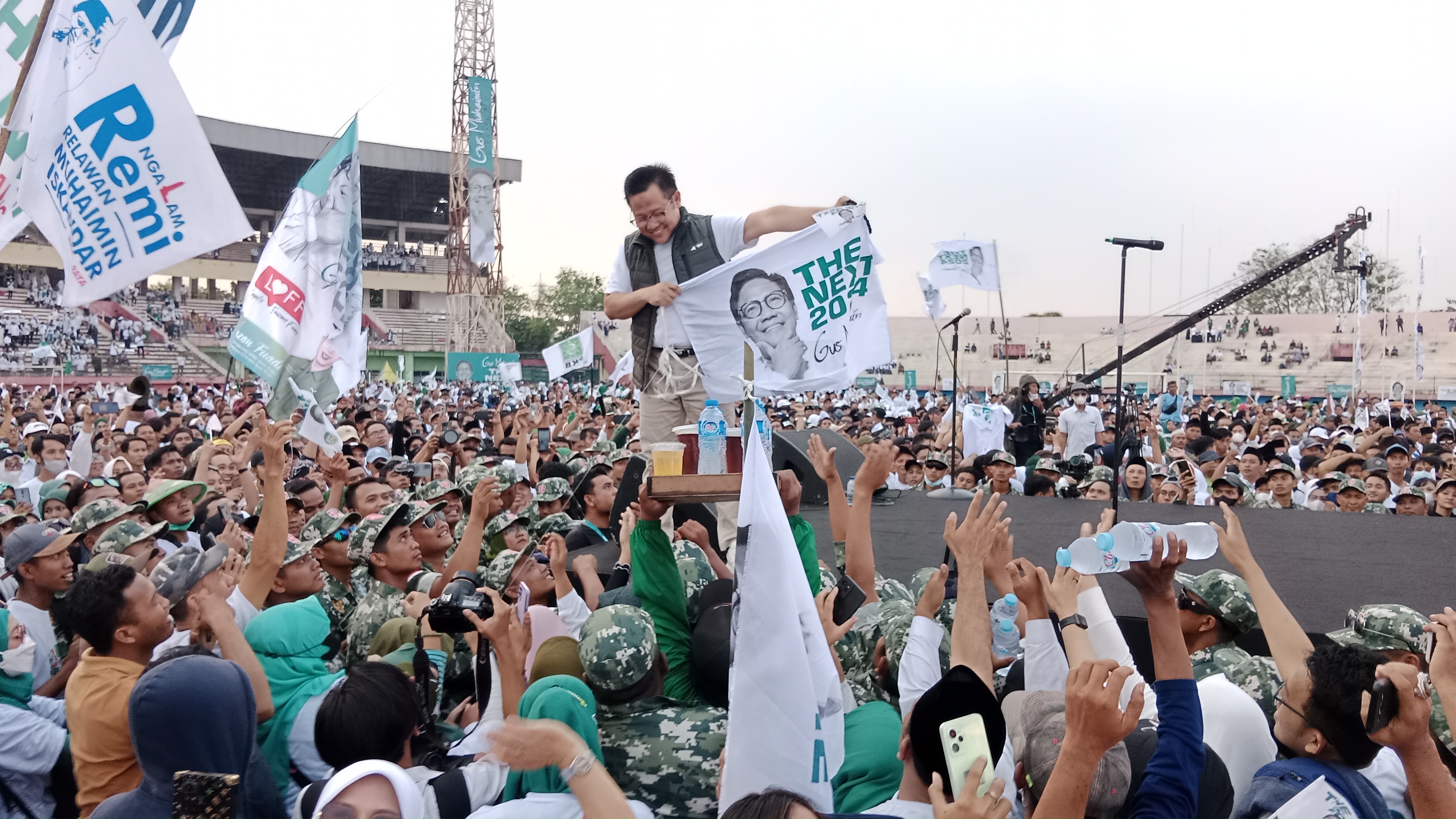 Muhaimin Iskandar atau Gus Muhaimin hadir dalam festival yang berlangsung di Stadion Gelora Delta Sidoarjo, Sabtu (6). Festival tersebut dihadiri oleh ratusan ribu massa, membuktikan bahwa Ketua DPP PKB tersebut bisa mengambil hati masyarakat Jawa Timur. 