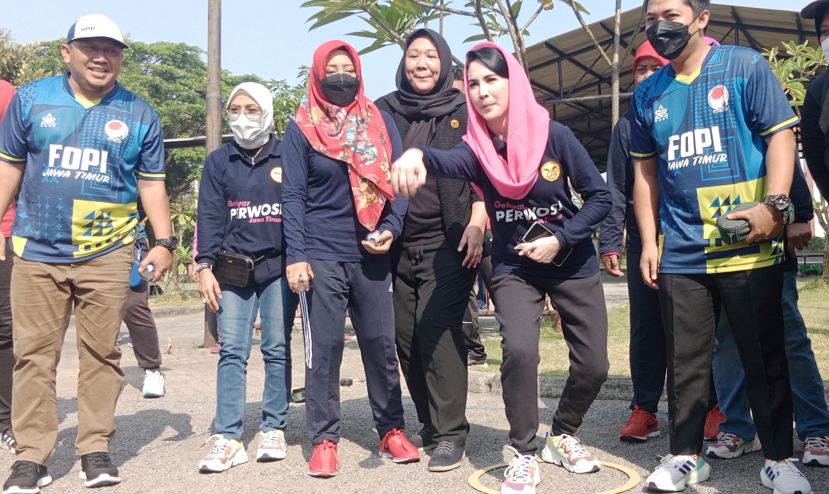 Arumi berkesempatan meninjau lokasi pelaksanaan lomba petanque. Sebagai pembuka, dirinya juga melakukan lemparan bola petanque. 