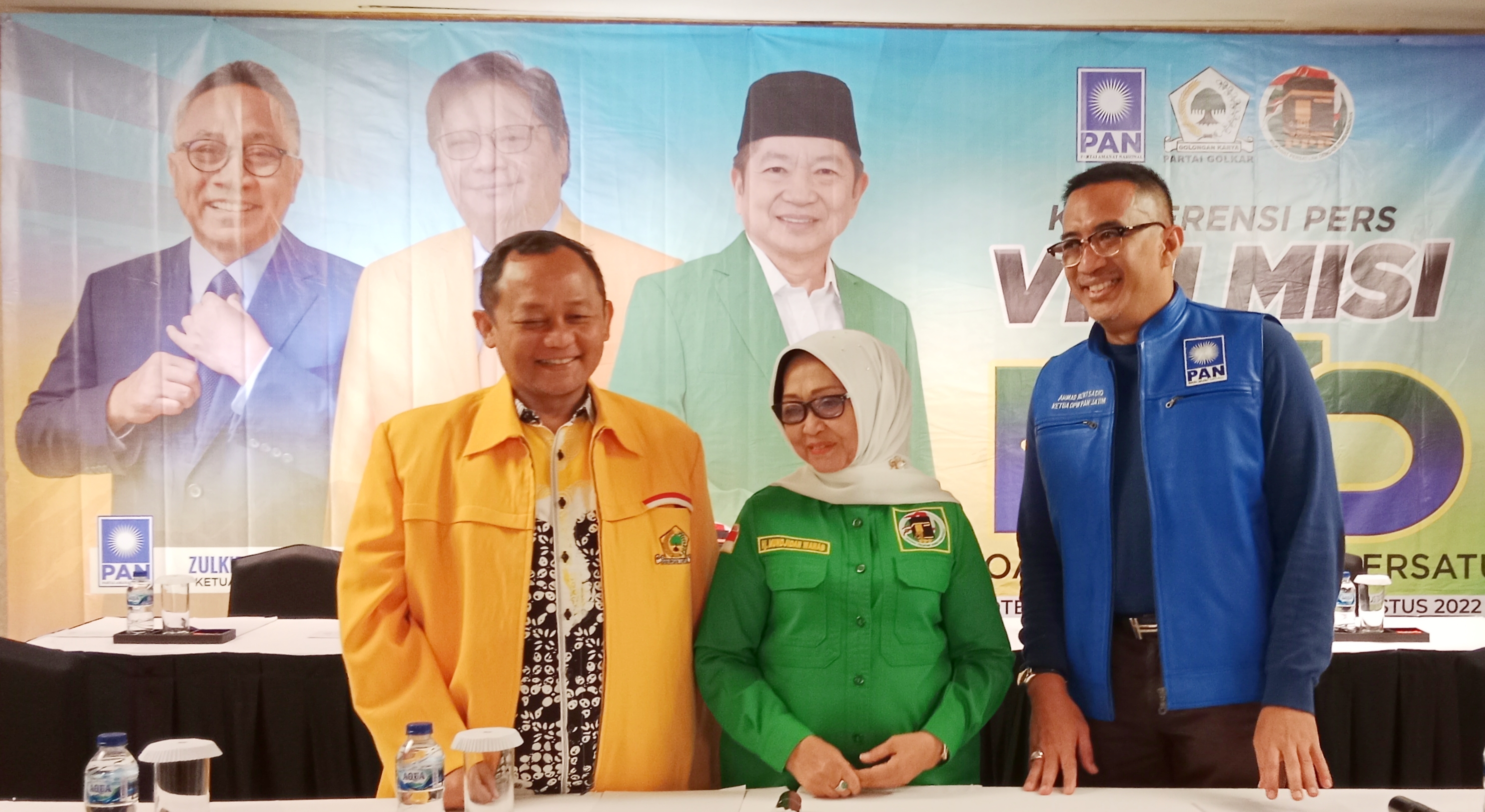 Ketua DPD Partai Golkar Jatim Sarmuji, Ketua DPW PPP Jawa Timur Hj Mundjidah Wahab dan Ketua DPW PAN Jatim Rizki Sadig saat memberikan keterangan pers kepada wartawan di Shangri-La Surabaya, Jumat (12/8)