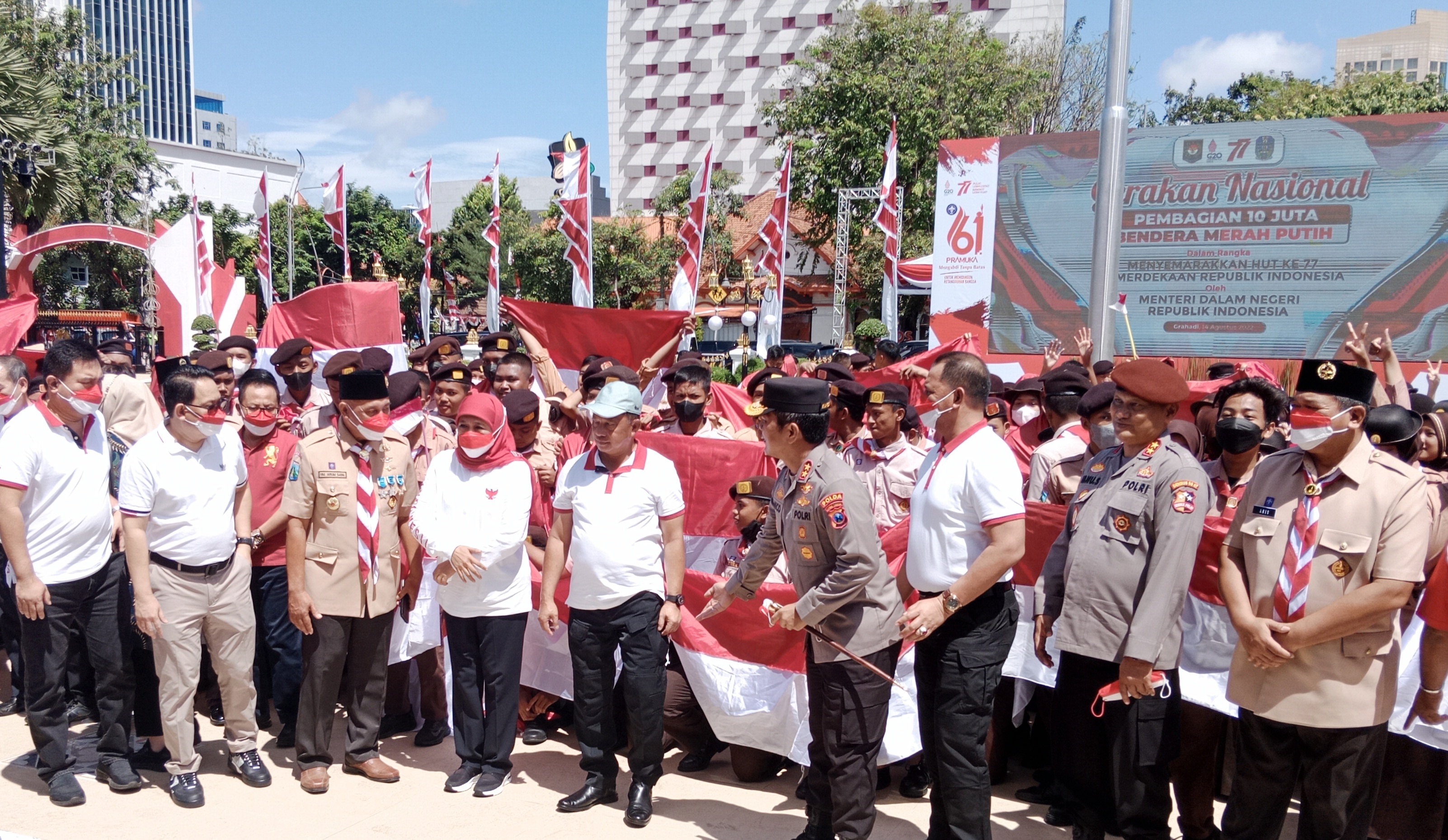 Mendagri Bersama Gubernur Khofifah Berbagi 10 Juta Bendera
