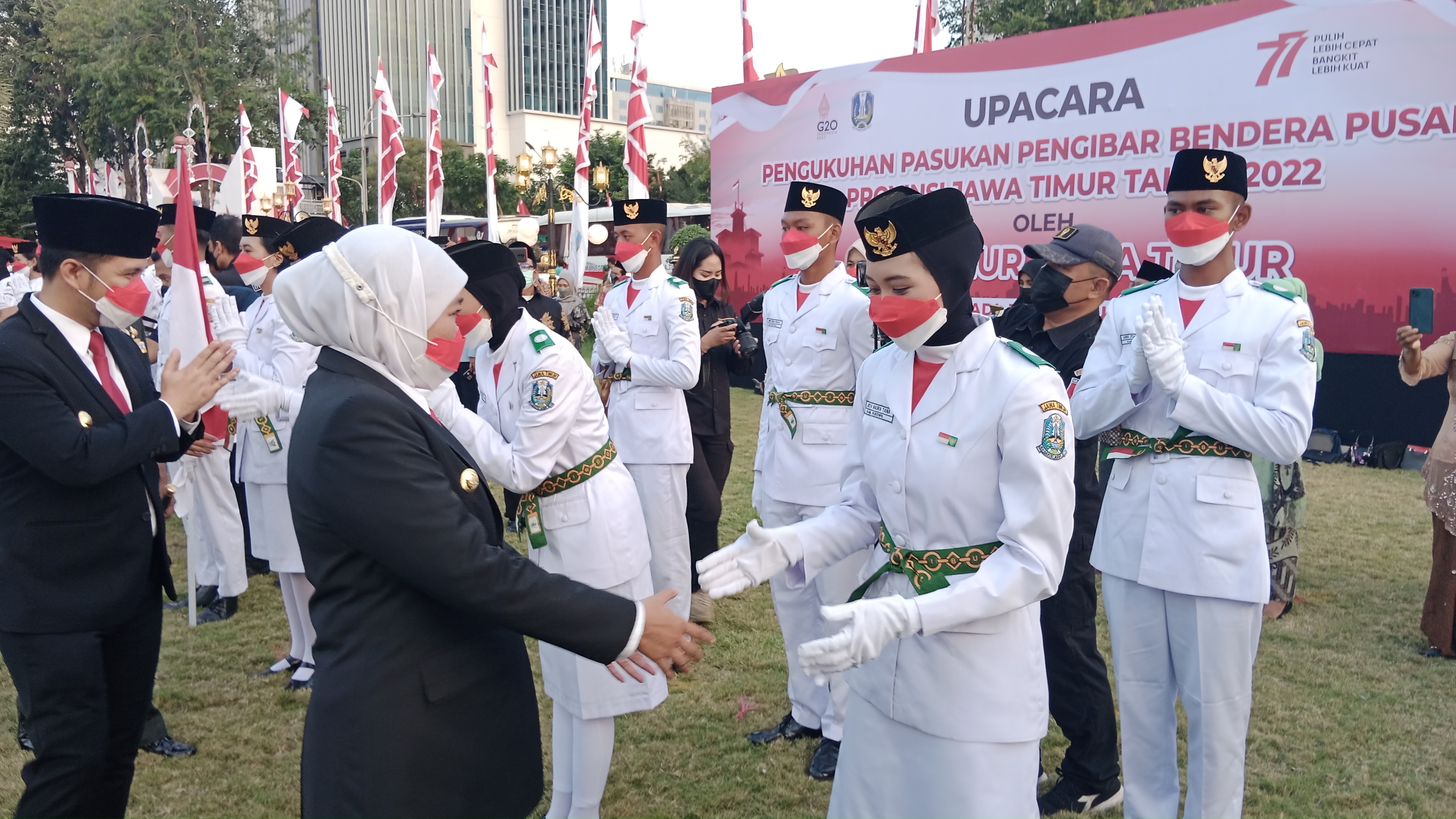 Gubernur Jawa Timur Khofifah Indar Parawansa mengukuhkan 76 orang anggota Pasukan Pengibar Bendera Pusaka (Paskibraka) Provinsi Jatim Tahun 2022, di Halaman Gedung Negara Grahadi Surabaya, Selasa (16/8).  