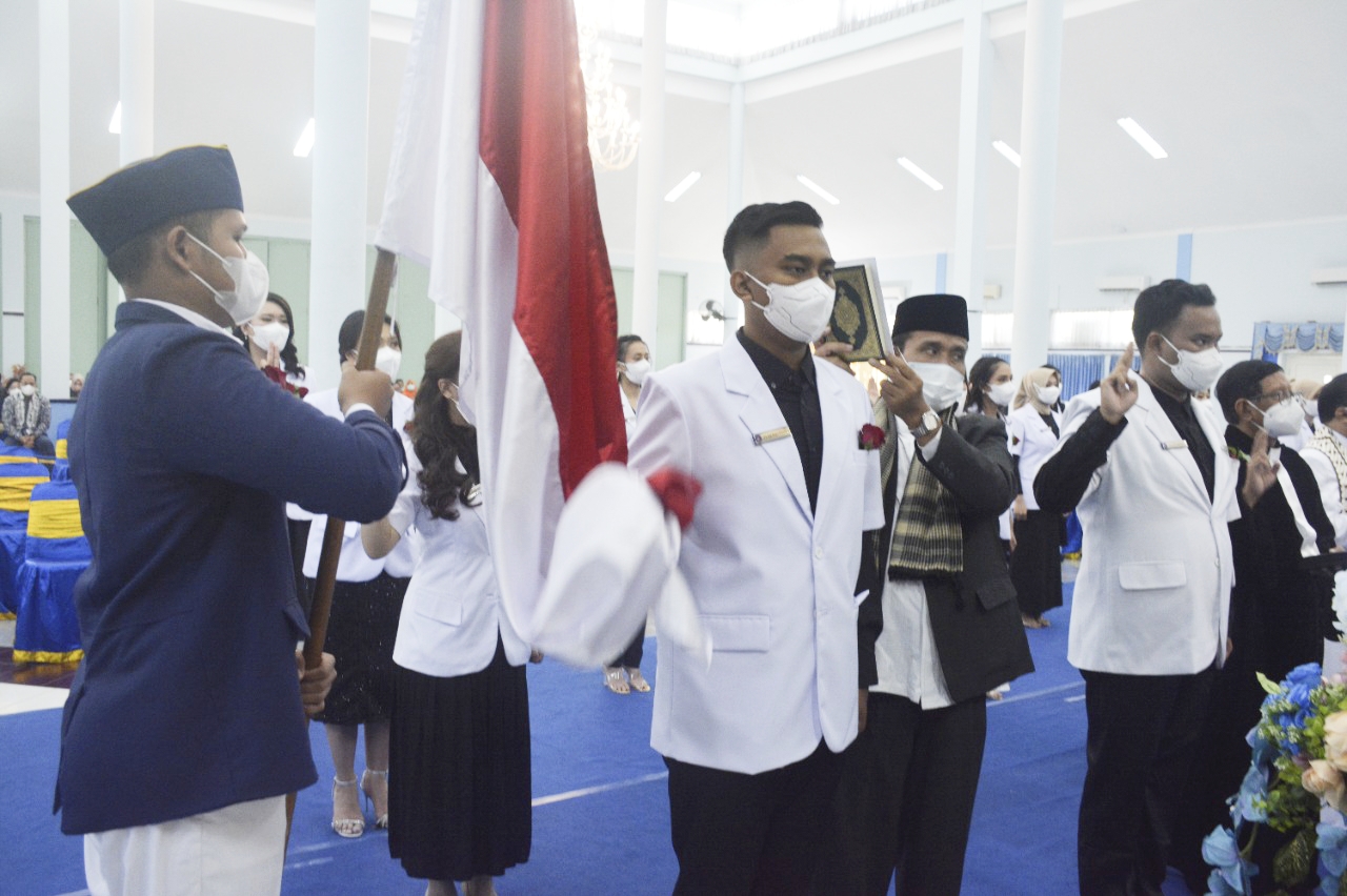 55 orang Sarjana kedokteran gigi lulusan Fakultas Kedokteran Gigi (FKG) Universitas Hang Tuah (UHT) Surabaya baru baru telah diambil sumpahnya, Kamis  (18/8) 