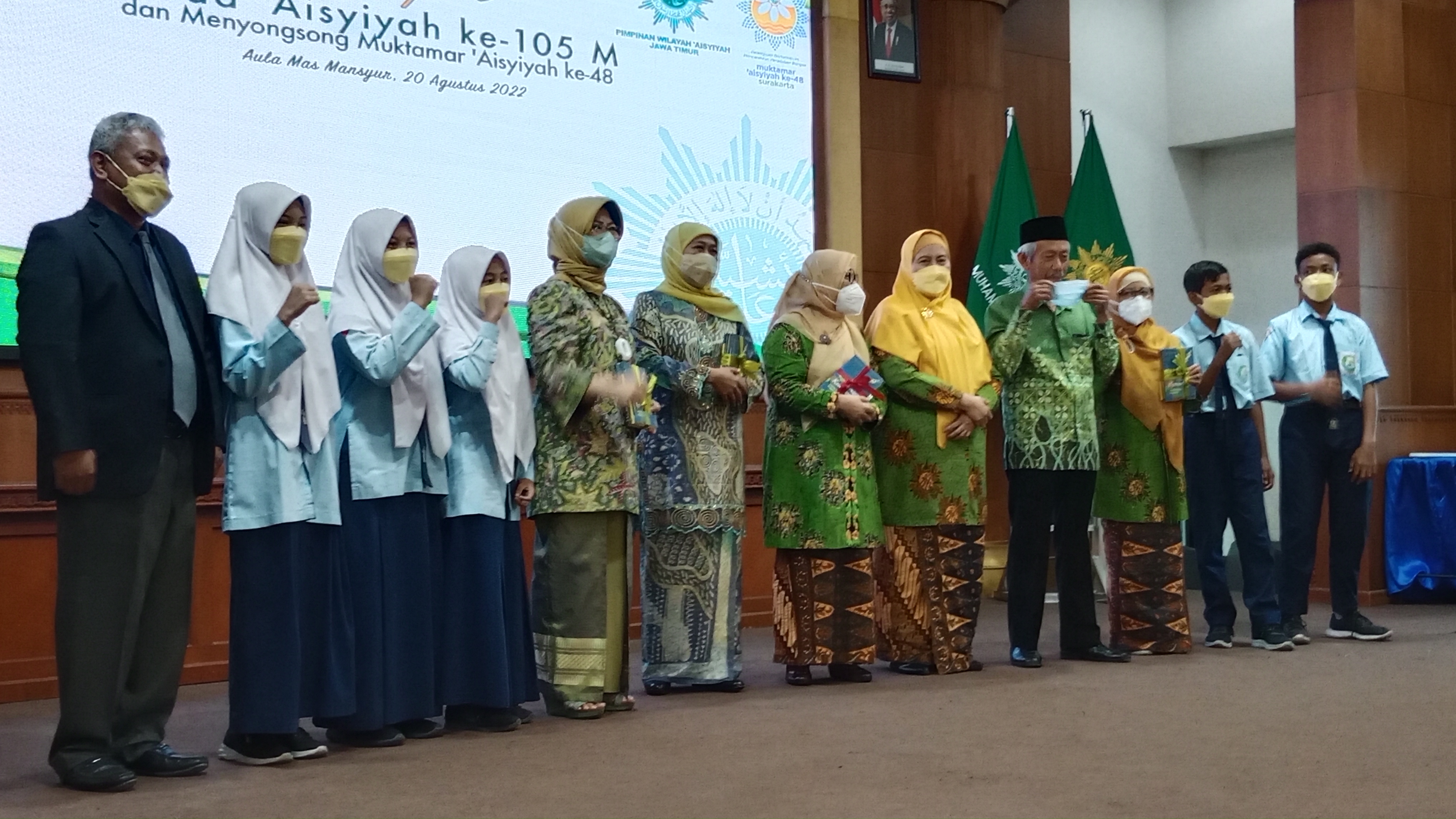 Gubernur Jawa Timur, Khofifah Indar Parawansa bersama Pimpinan Wilayah Aisyiyah Jawa Timur saat menghadiri acara Menyambut hari jadi ‘Aisyiyah yang ke 105,  pada hari Sabtu, 20 Agustus 2022.